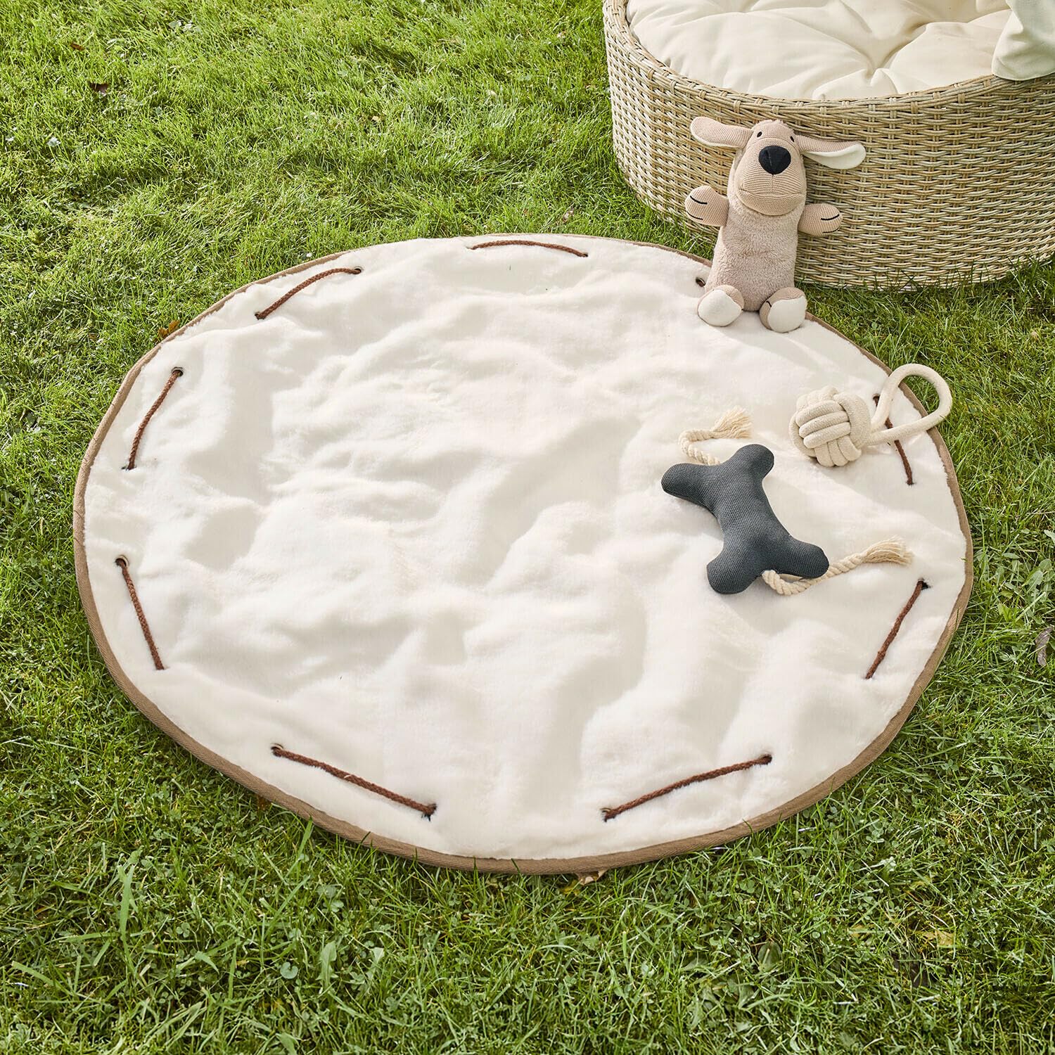 Loberon Haustiermatte Marnja - für Innen und Außen - Decke und Tragebeutel in Einem - Ruheplatz - Hundedecke - Haustierkollektion - Baumwolle - Polyester, Taupe/weiß | für Innen und Außen - Decke und Tragebeutel in Einem - Ruheplatz - Hundedecke - Haustie
