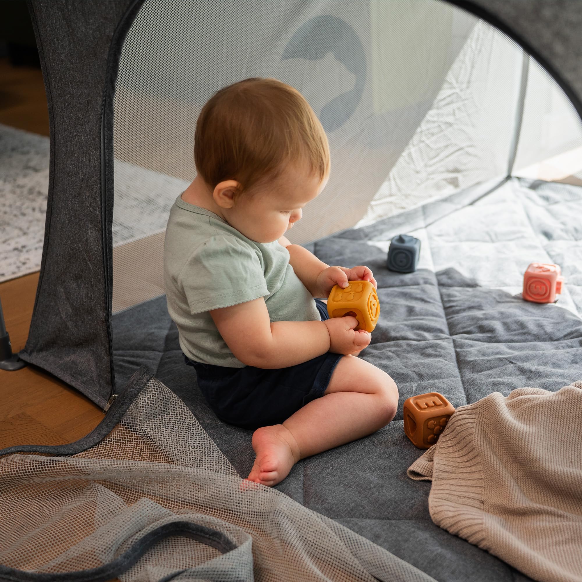 Snoen Laufstall Baby groß faltbar Indoor Outdoor sicheres Spielgitter für Kinder stabiles Laufgitter mit Netzseiten schneller Aufbau platzsparend für Zuhause Reise Dunkelgrau