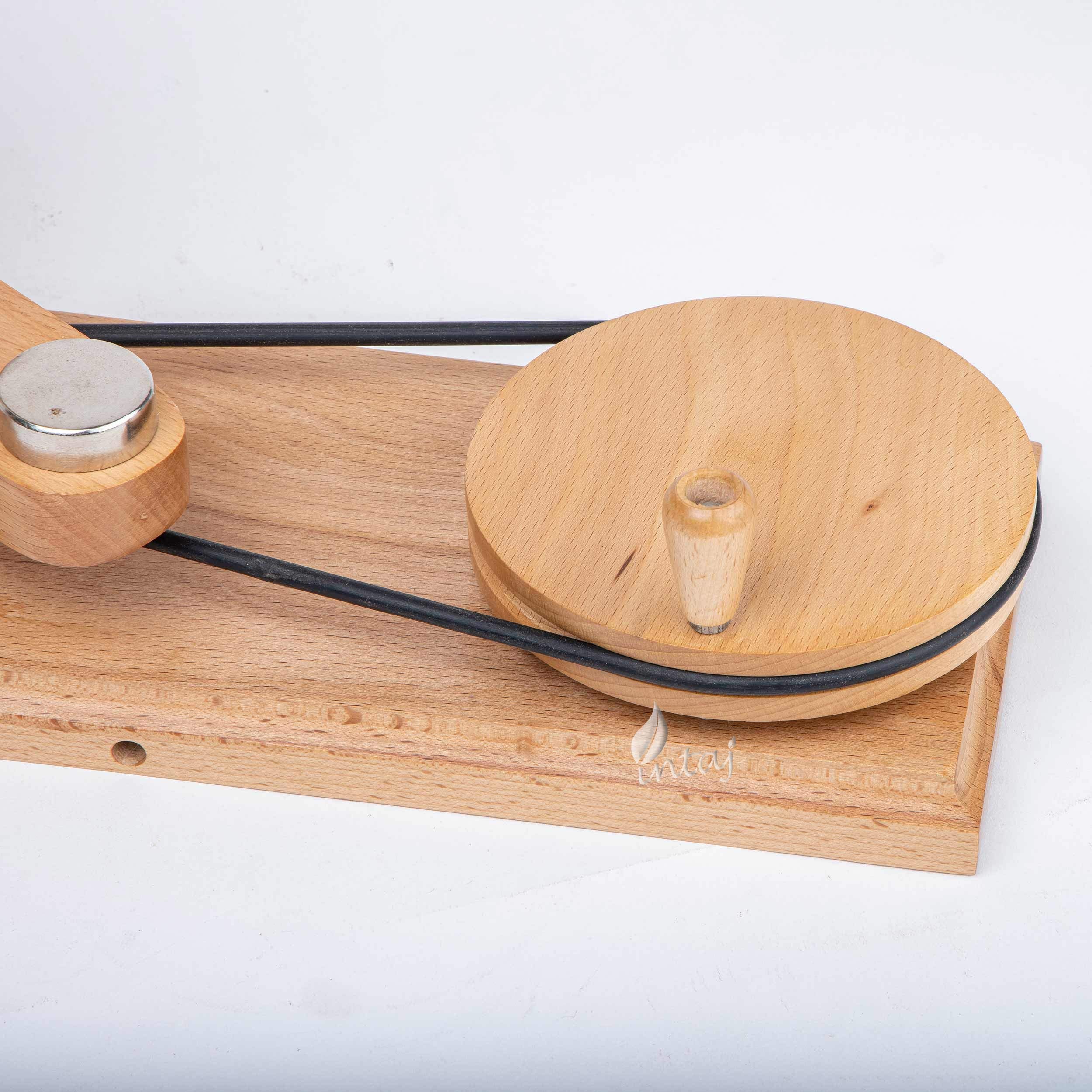 INTAJ Rosewood Garnwickler – großer Holzgarnwickler zum Stricken und Häkeln – robuster natürlicher Kugelwickler (gedämpfte Buche, universell (35,6 x 24,1 cm)