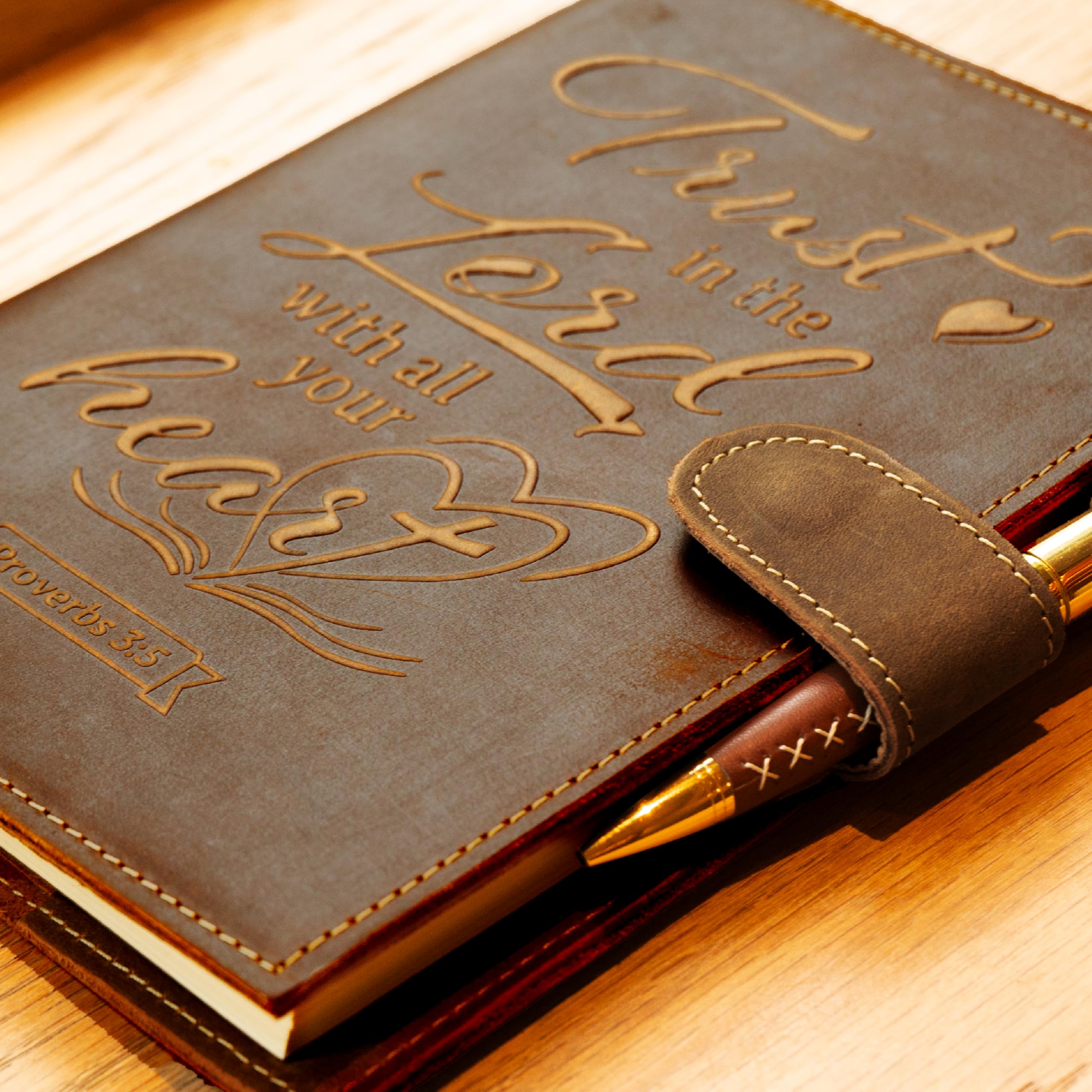 Diario de cuero recargable Sovereign-Gear: cuaderno religioso hecho a mano para hombres y mujeres, con cubierta en relieve "Trust", páginas en blanco y bolígrafo de diseño.