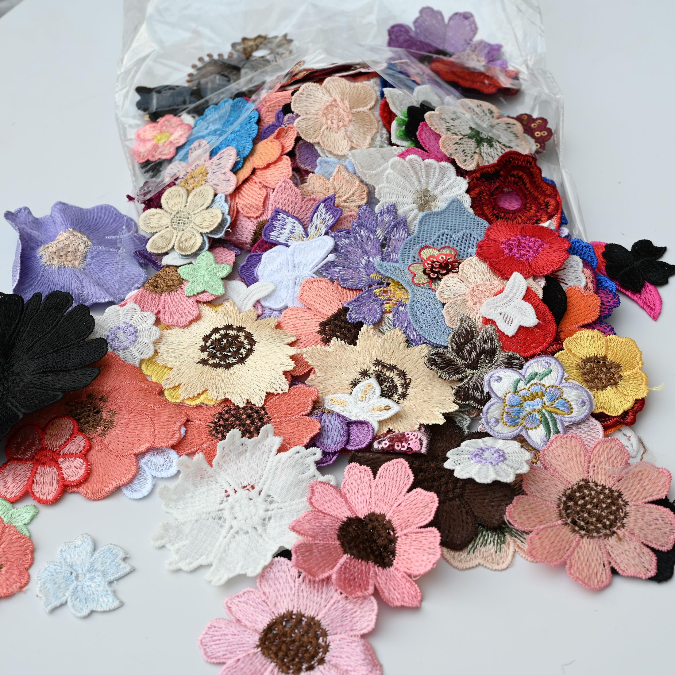 G-RUI 100pc/bag Embroidered Flower Patches for Clothing DIY sew on Embroidery Floral Appliques Patch for Bags Hats Socks Garment Decoration