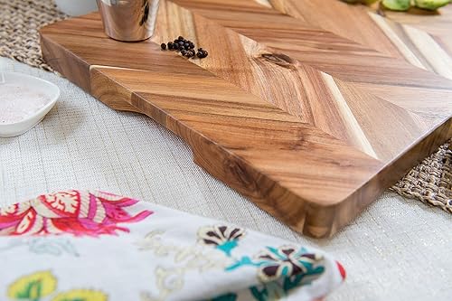 Miniatura 6 de Lipper International Tabla de cortar y servir rectangular en espiga de acacia con asas insertadas para cortar carnes, frutas y verduras, mediano, 12