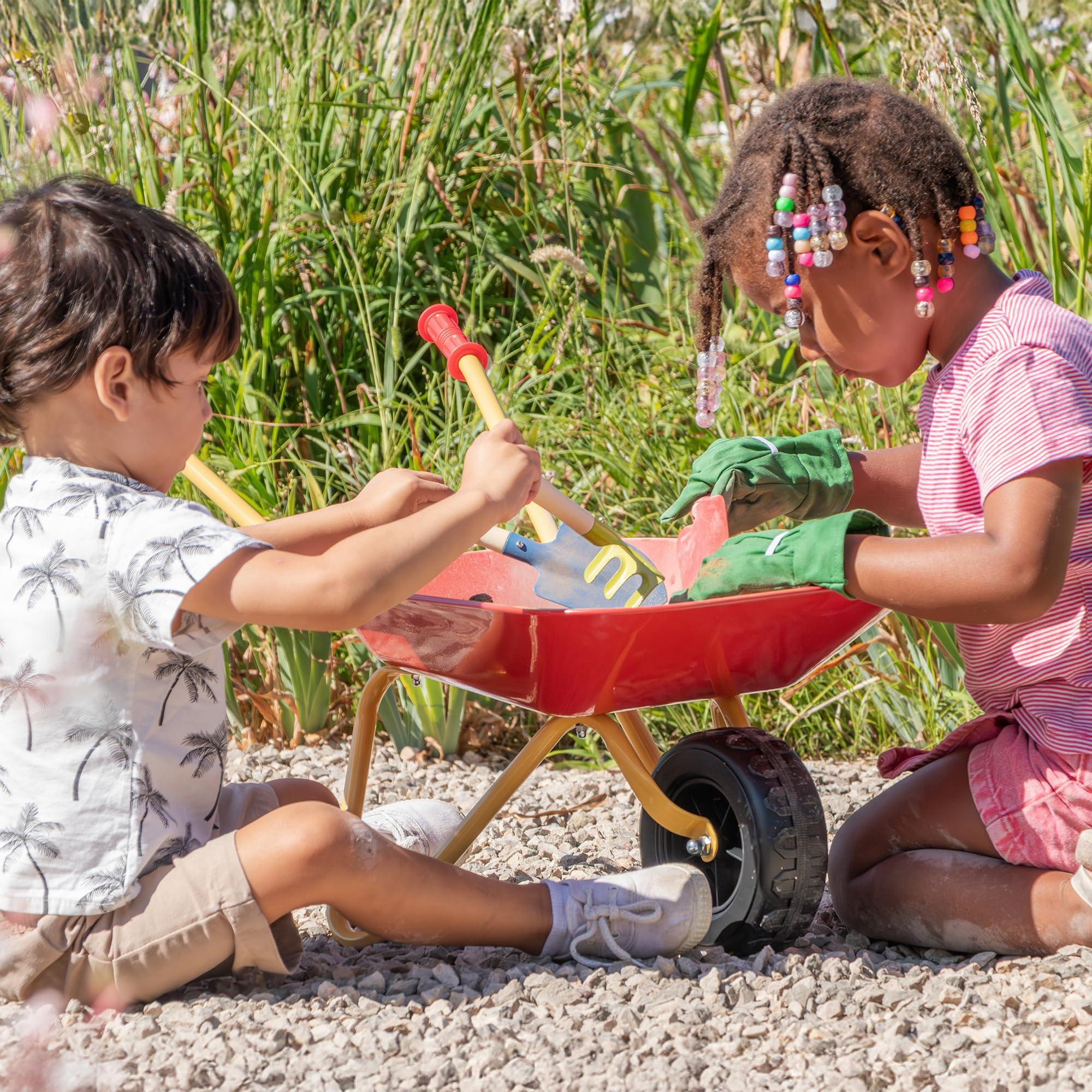 Theo Klein 7669 Carriola per bambini con accessori I In metallo, portata fino a 10 chili I Include robusti attrezzi da gioco di giardino I Giocattoli per bambini dai 3 anni in su