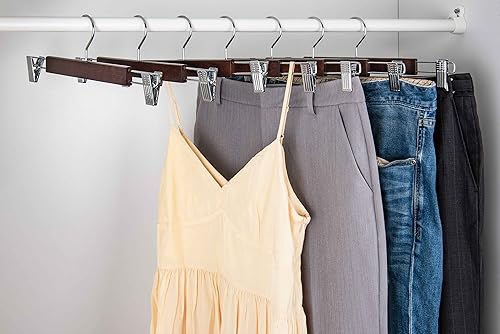 Miniatura 7 de Amber Home Paquete de 10 perchas de madera de nogal macizo de 14.17 pulgadas, perchas inferiores para pantalones pantalones jeans con 2 clips