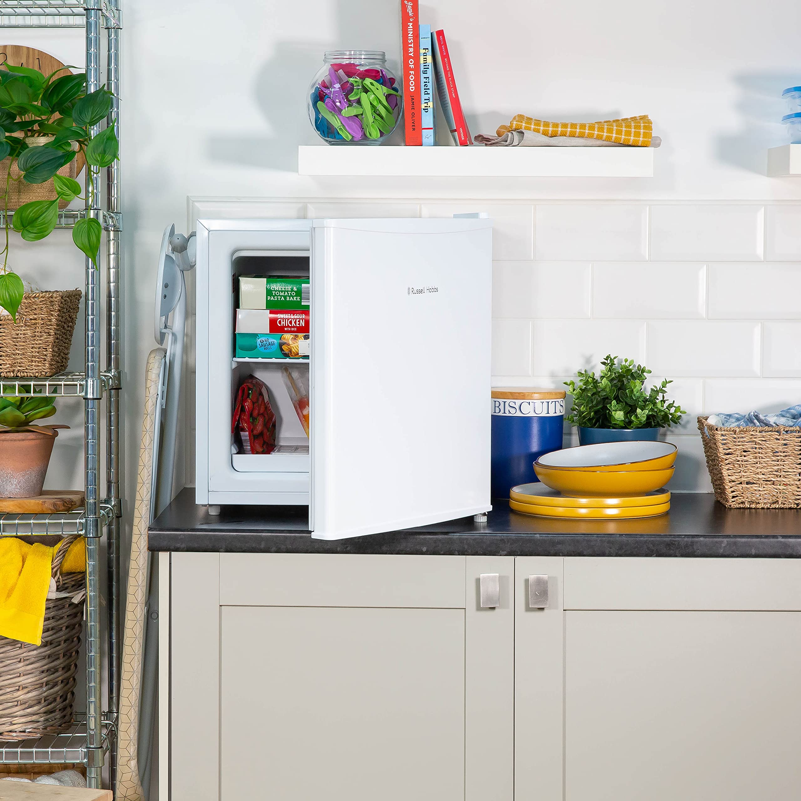 Russell Hobbs Rhttfz1-Eu, Freistehender Tischgefrierschrank, Kompakte Größe, Verstellbare Standfüße, Herausnehmbaren Gitterablagen, Gefriergerät für Büro, 31 Liter, Energieklasse F - Weiß