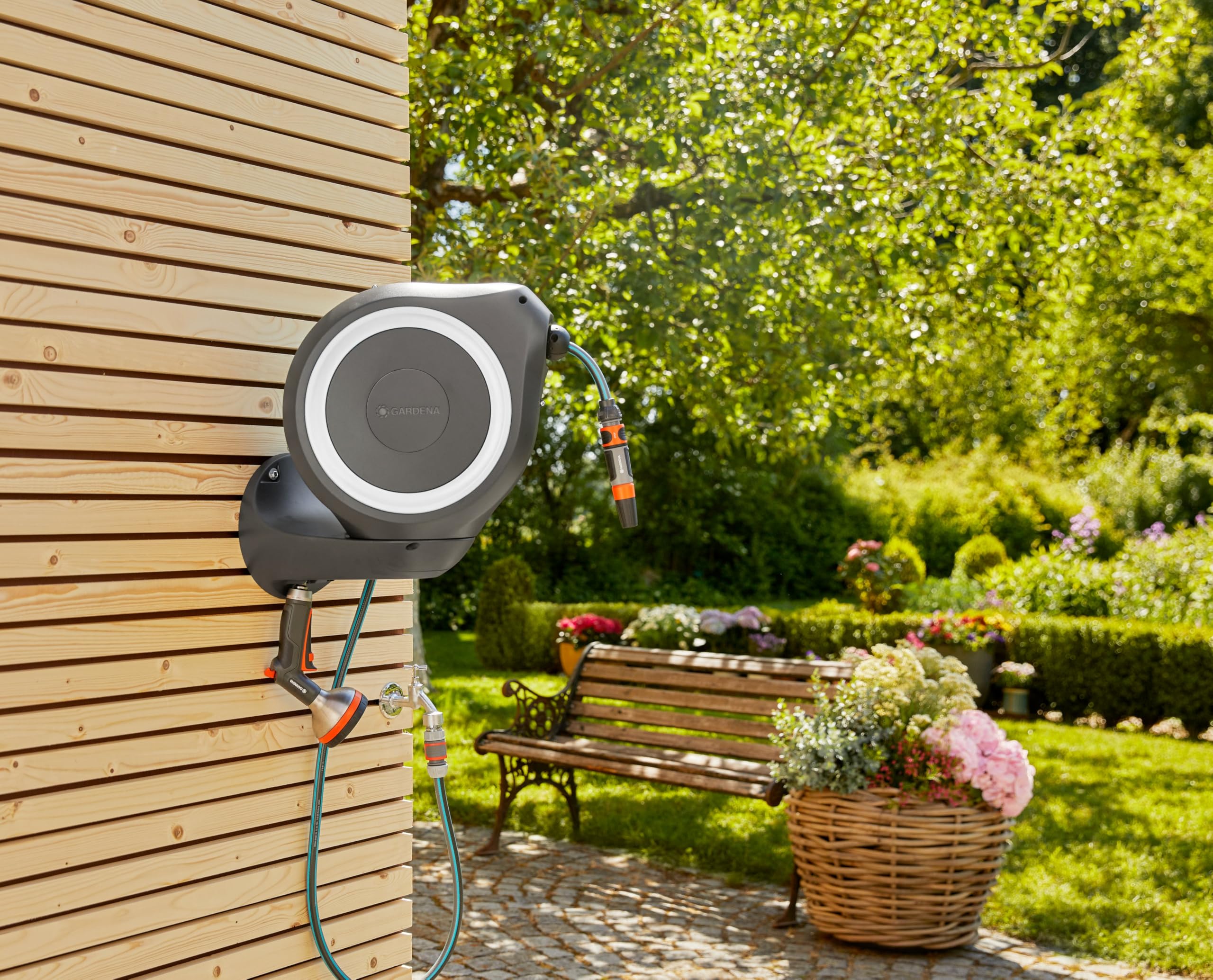 Gardena Carrete de manguera para pared RollUp M de 20 m: riego flexible jardines medianos, tambor giratorio, soporte de pared, piezas de sistema y aspersor, incluye Gardena manguera 20 m (18612-60)