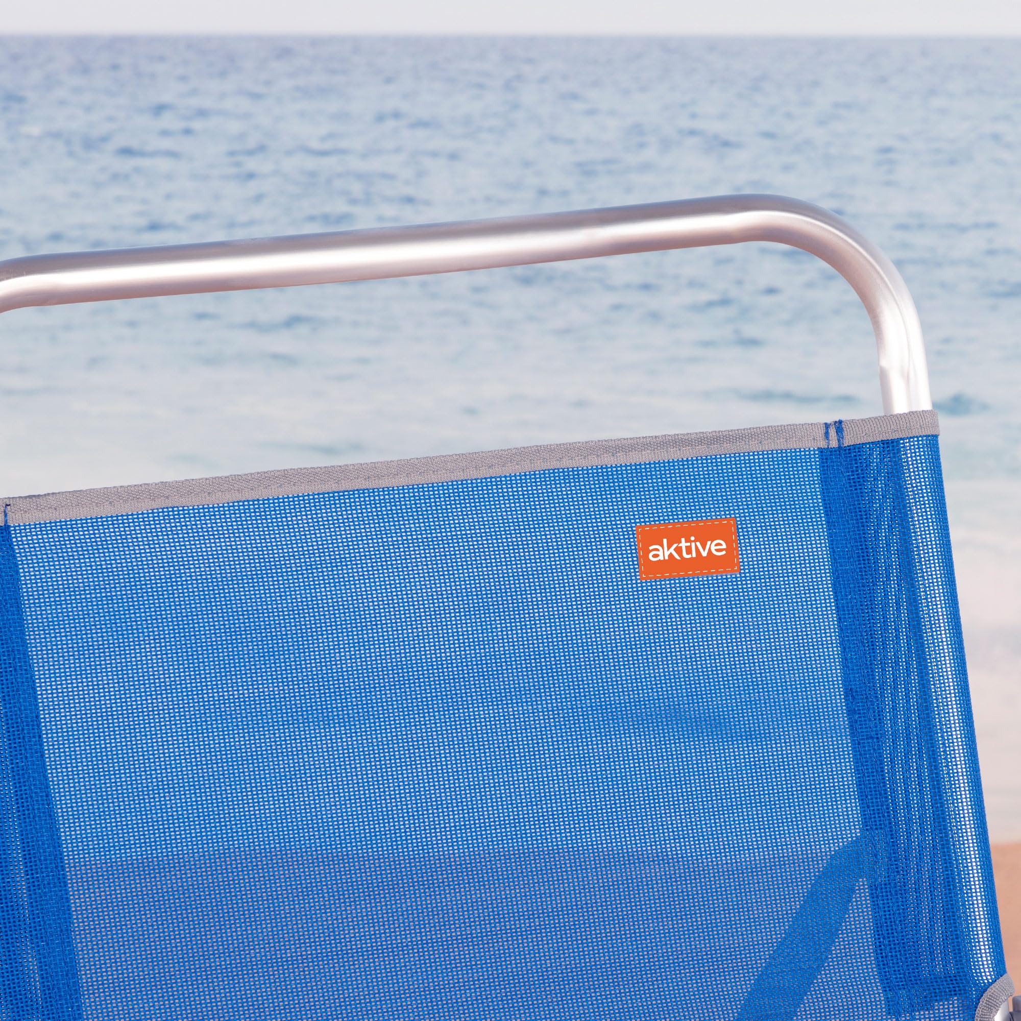 Aktive 62604 - Sedia pieghevole alta 48x50x88 cm, Sedia da spiaggia, Sedia con schienale fisso, altezza 38 cm, piedini antiribaltamento, maniglia per il trasporto, tasca laterale, colore blu