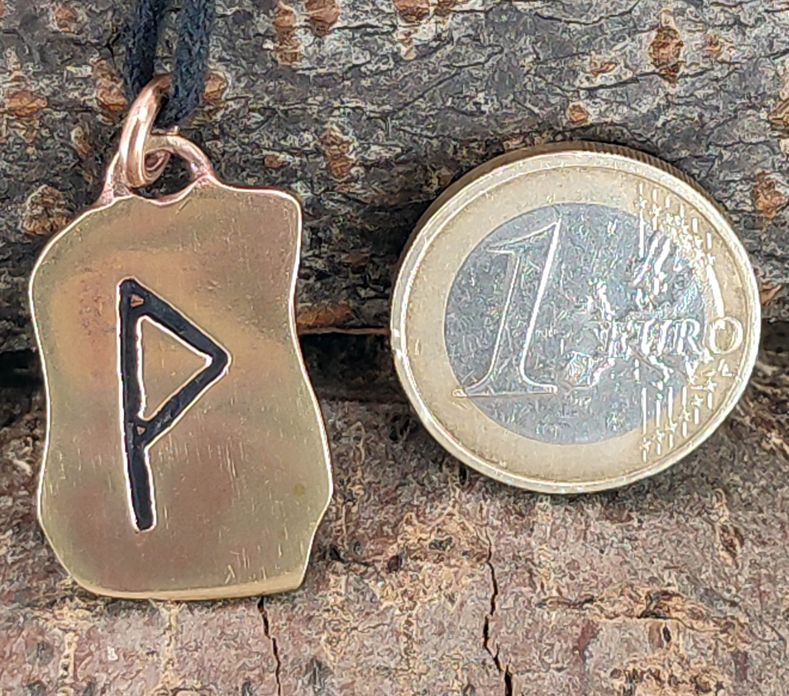 Kiss of Leather - Colgante de Bronce con diseño de runas