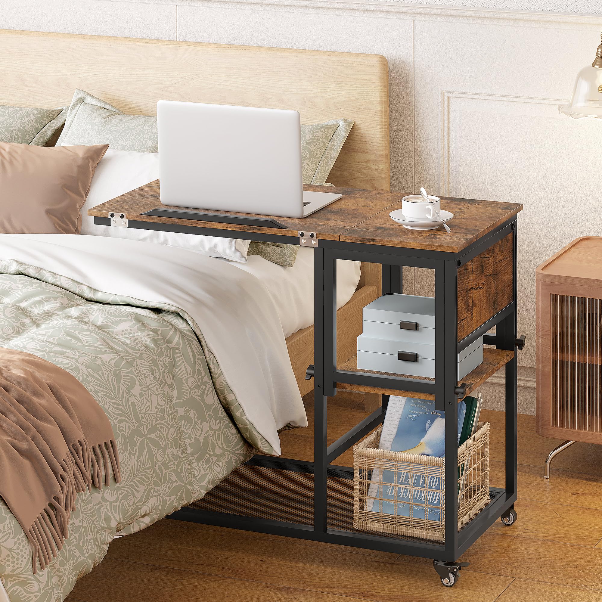 TQVAI Mesita Auxiliar en Forma de C, mesita de Altura Regulable con estantes de Almacenamiento sobre Ruedas y Tablero de Madera inclinable para salón, Dormitorio y sofá, Negro/Antiguo