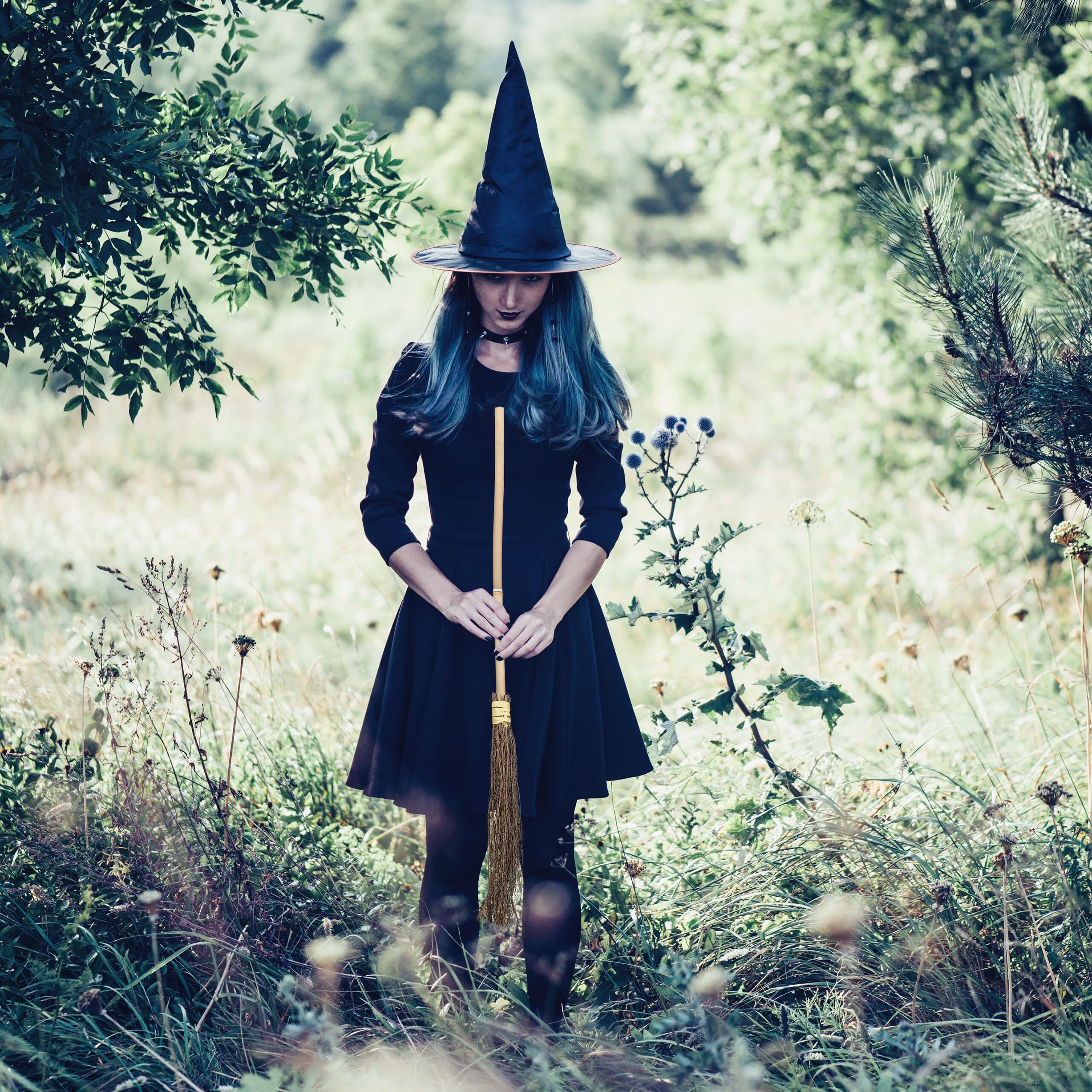 Relaxdays Miotła czarownica, zestaw 2 sztuk, z trzonkiem, długość 97 cm, akcesoria do kostiumu dla dzieci i dorosłych, Halloween, bambus, naturalna