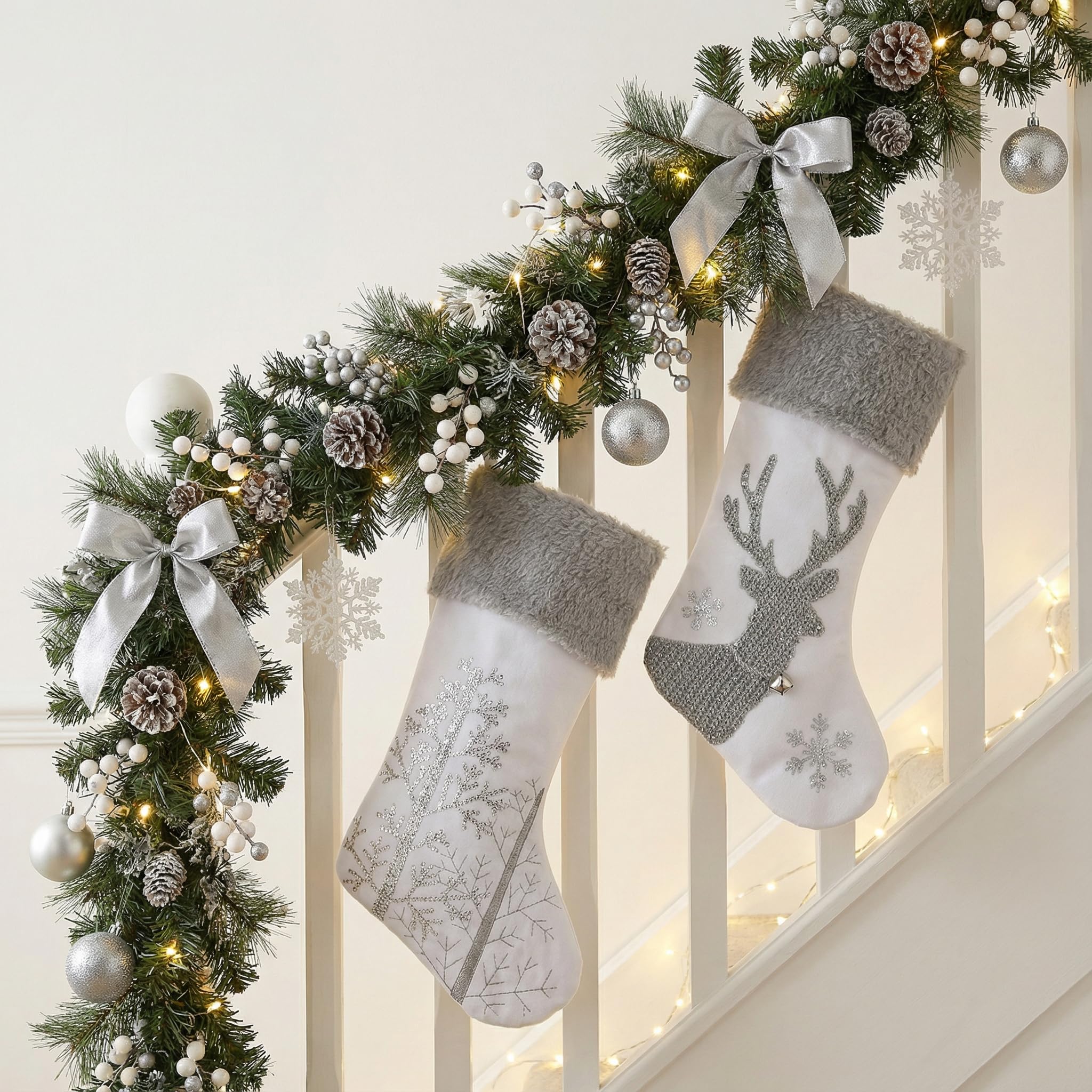 Valery Madelyn Lot de 2 chaussettes de Noël blanches argentées de 53,3 cm, en peluche exquise avec broderie d'élan pour cheminée, décorations de Noël et cadeaux de Noël