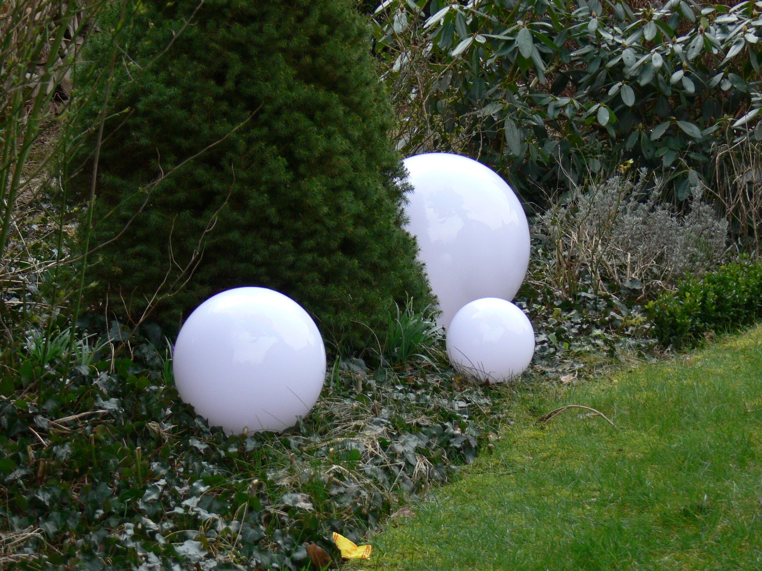 Dapo 3x LED-Garten-Kugel-Leuchte MARLON D:20+30+40cm Kunststoff-Kugel weiß mit Erdspieß, STROMBETRIEB inkl. LED E27x1 à 5W, IP44 Dekorations-Party-Wege-Pfad-Leuchte-Lampe
