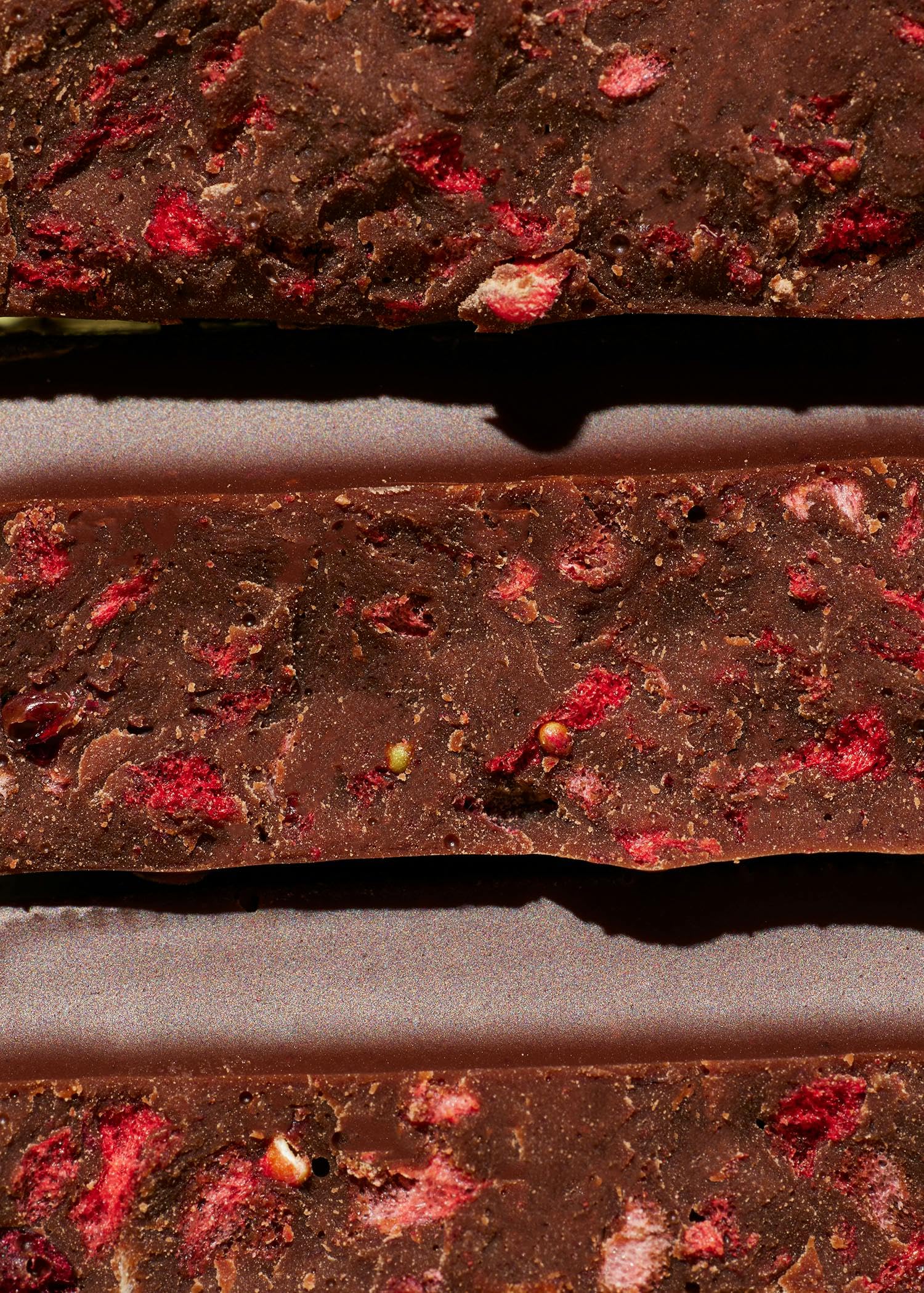 KoRo - Barretta al cioccolato e frutti di bosco vegan bio 12 x 50 g - Con fragole e lamponi liofilizzati - fonte di fibre - Vegan