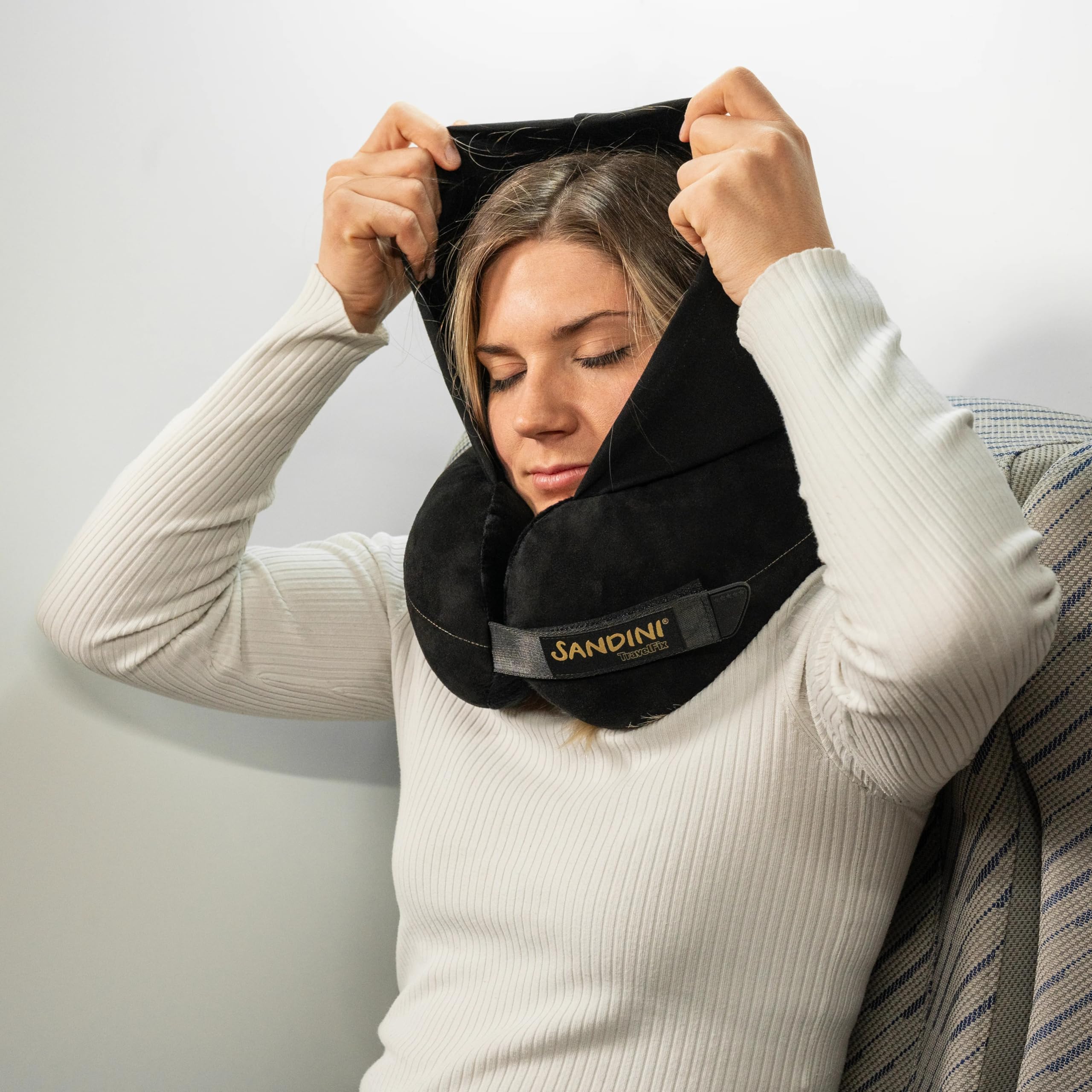 SANDINI TravelFix Hoodie Outlast – Premium Reisekissen/Nackenkissen mit ergonomischer Stützfunktion, Temperaturausgleich und integrierter Kapuze – Gratis Transporttasche mit Befestigungs-Clip