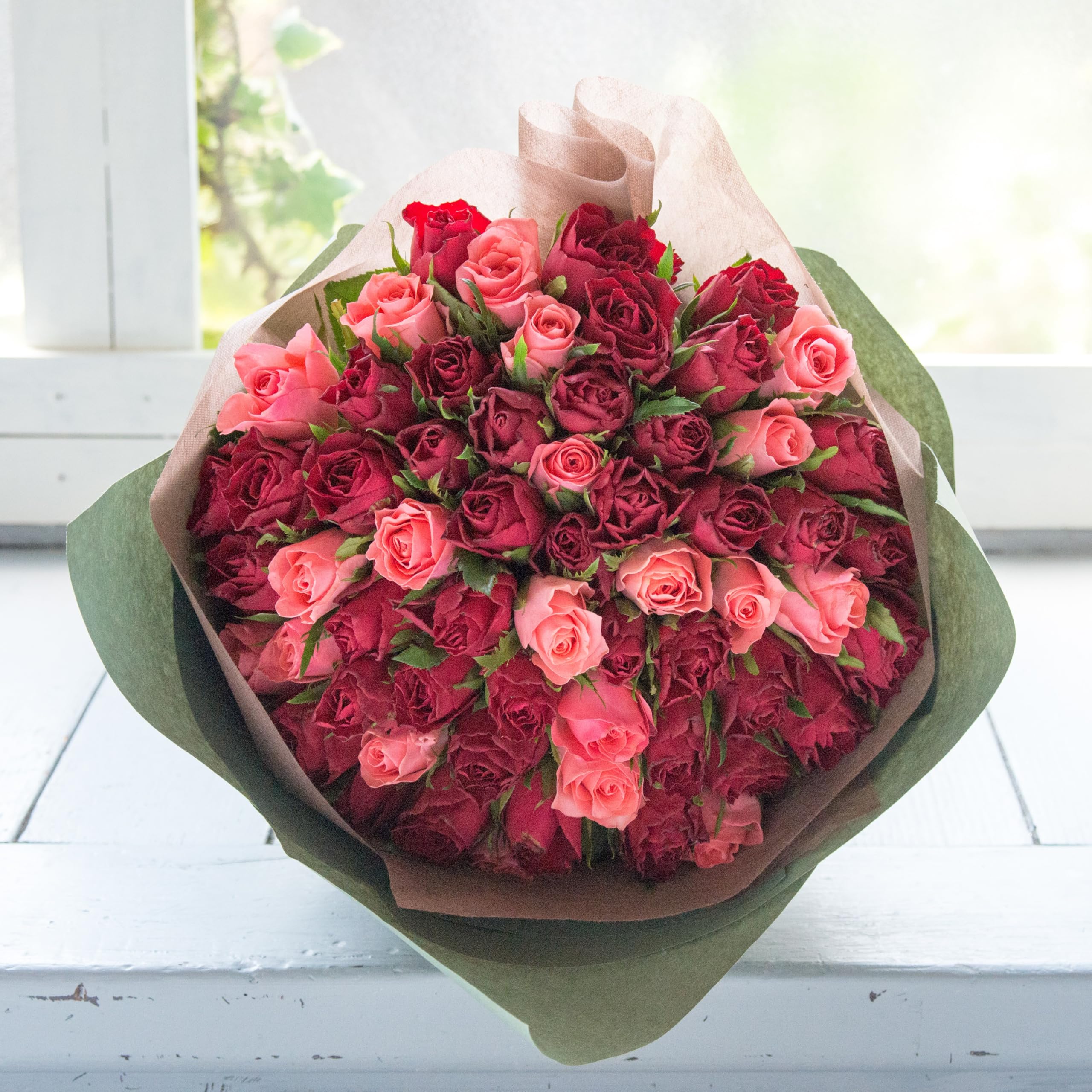 Amazon｜フラワーキッチン バラ60本の花束 生花 FKAA (赤ピンク