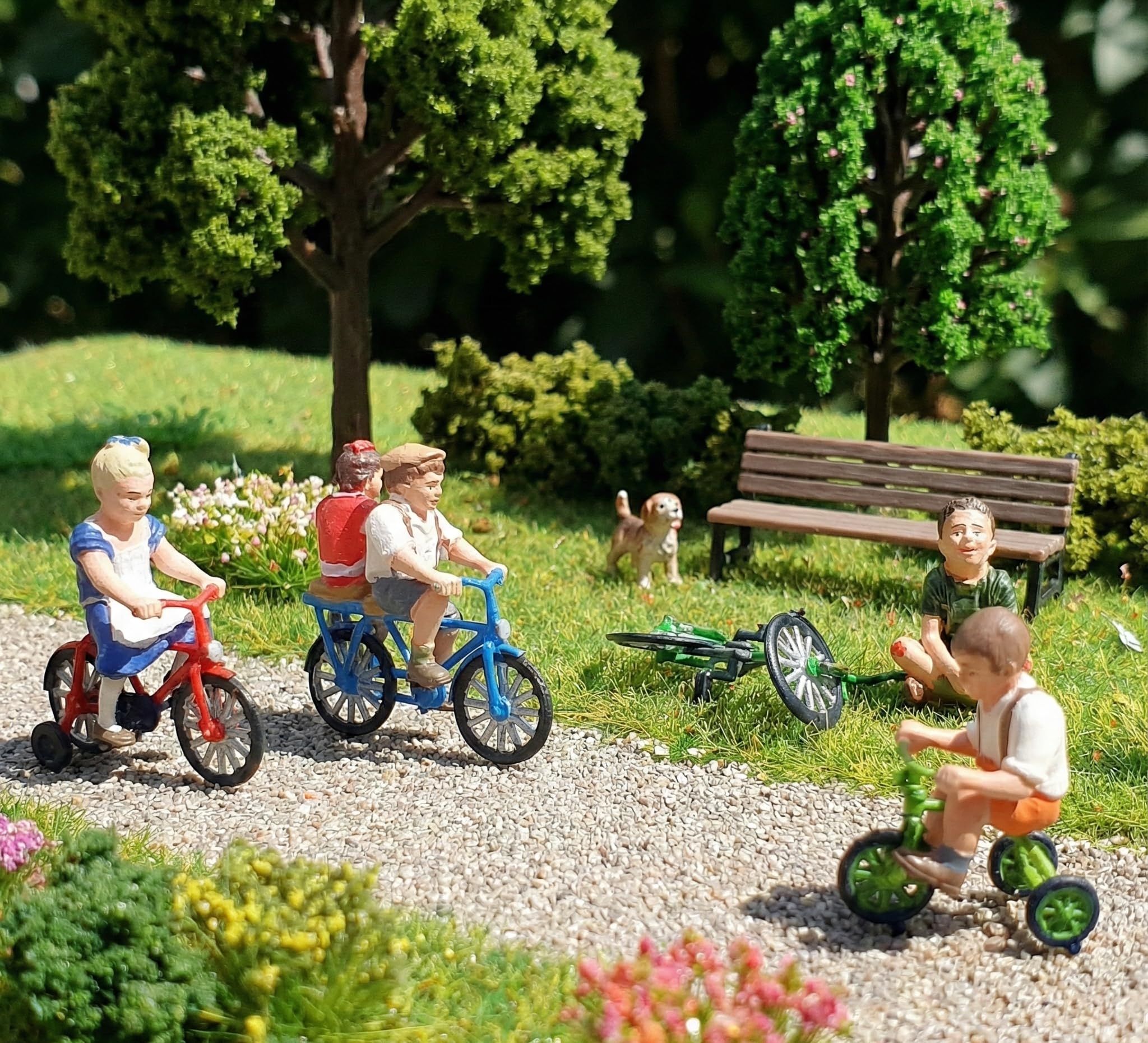 40037 Dzieci z rowerami tor G 1:22,5 – figurki modelowe/miniaturowe figurki do kolejki ogrodowej i dioramy, scena z 4 dziećmi, rowery i przerwa/moment wypadku
