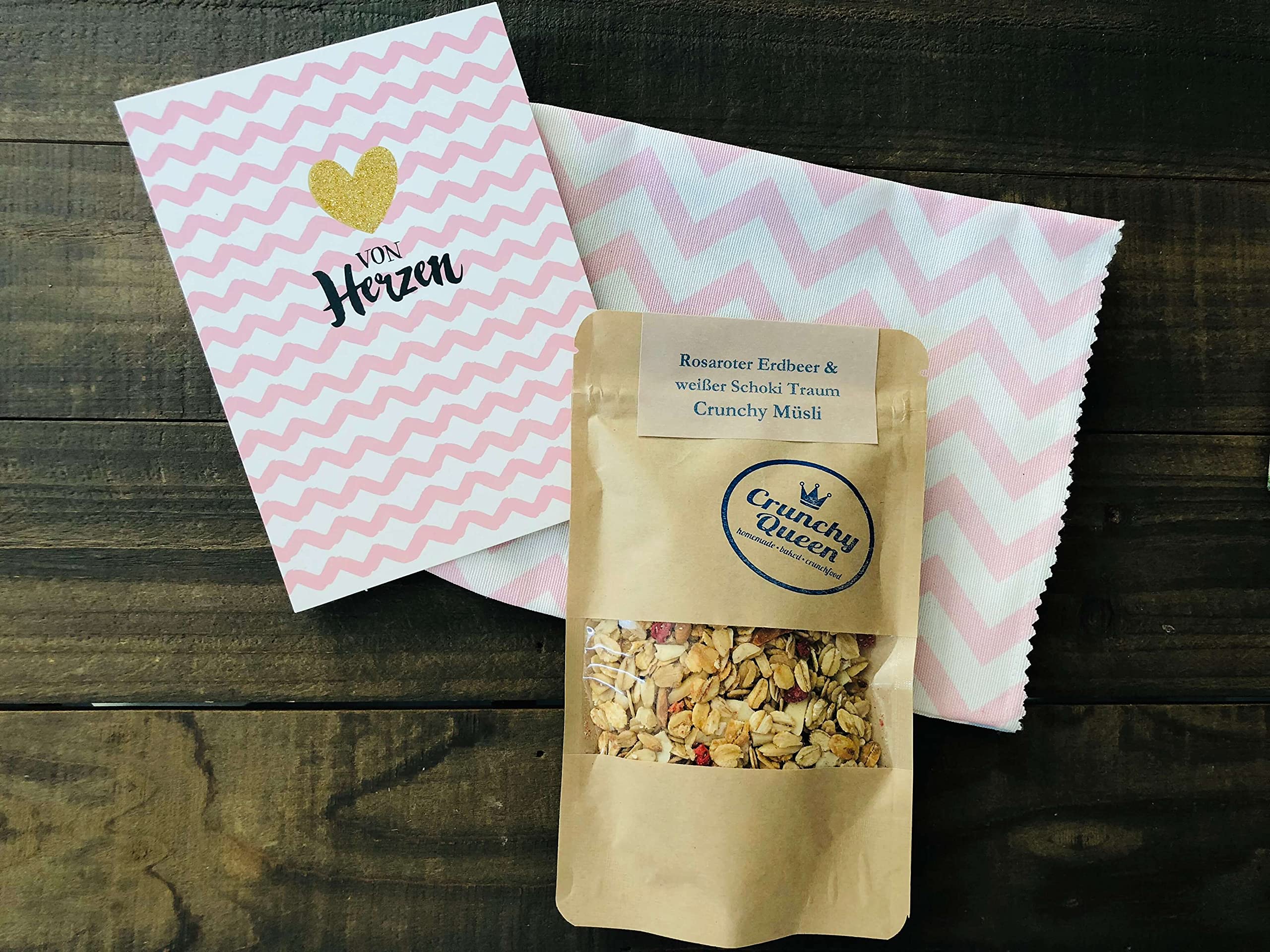 Crunchy Queen Rosaroter Erdbeer & weißer Schoki Traum Granola Knuspermüsli | Handgemacht | Crunchy Topping für Smoothiebowl & Müsli | Müsli ohne Zucker | 100% natürlich | 3 x 340g