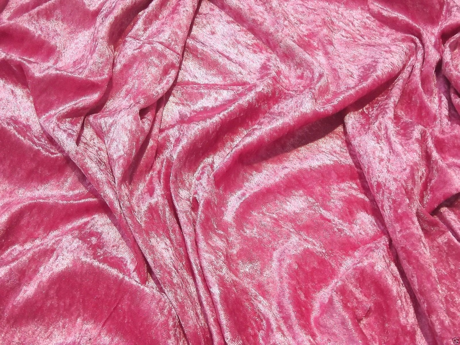 Tissu velours écrasé cerise pour customiser vos coussins et canapés de salon