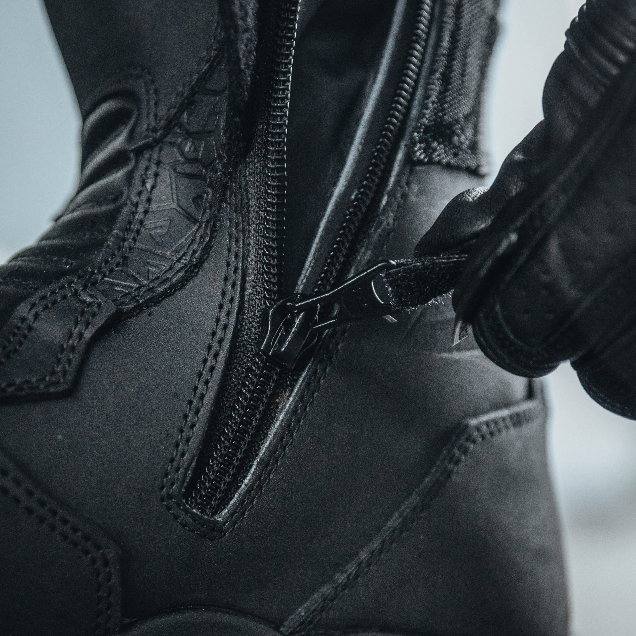 REBELHORN Scout Botas de Moto Hombre y Mujer | Cuero PU | Membrana Hipora | Dos Cremalleras Largas | Punteras, Talones y Tobillos reforzados | Costuras Dobles y Triples | Tallas hasta 48