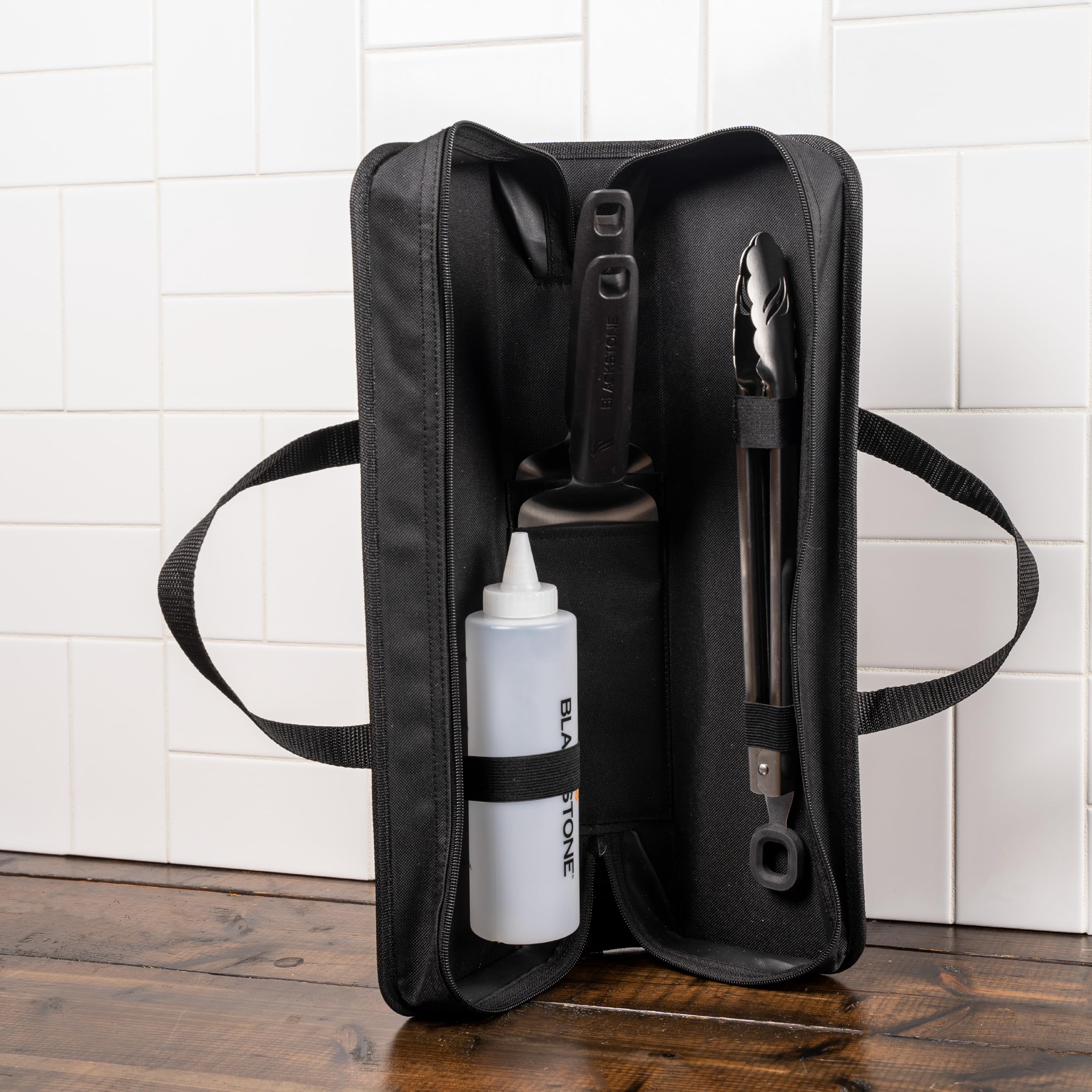Blackstone 5481 - Kit di 5 utensili per griglia da tavolo, per esterni e interni, 2 spatole in acciaio inox, 1 pinza classica, bottiglia da spremere da 473 ml, 1 borsa per il trasporto, nero, argento,