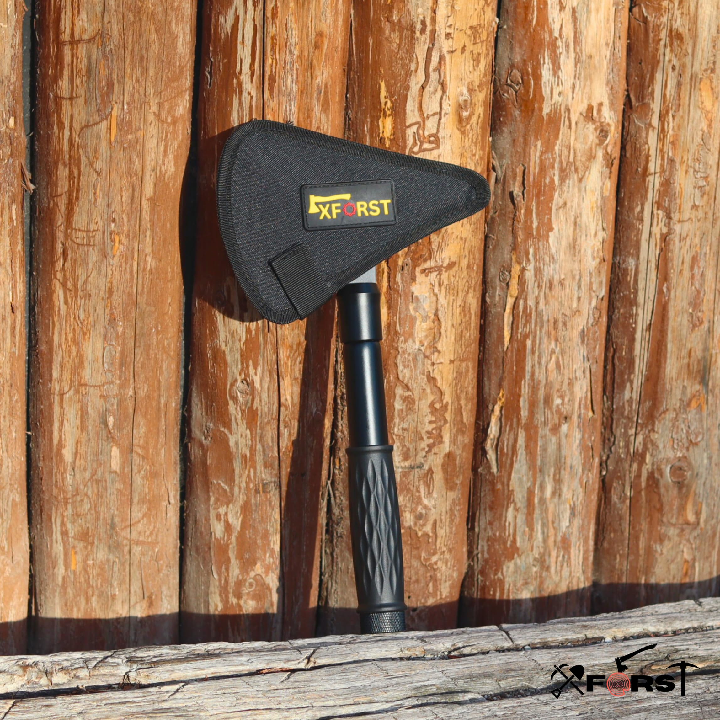 Xforst Hacha de Supervivencia Compacta para Camping, Bushcraft y Exterior, Hoja de Acero al Carbono, Mango Antideslizante con Compartimento, Funda Protectora Incluida, 32 cm y 615 g, X-TM1