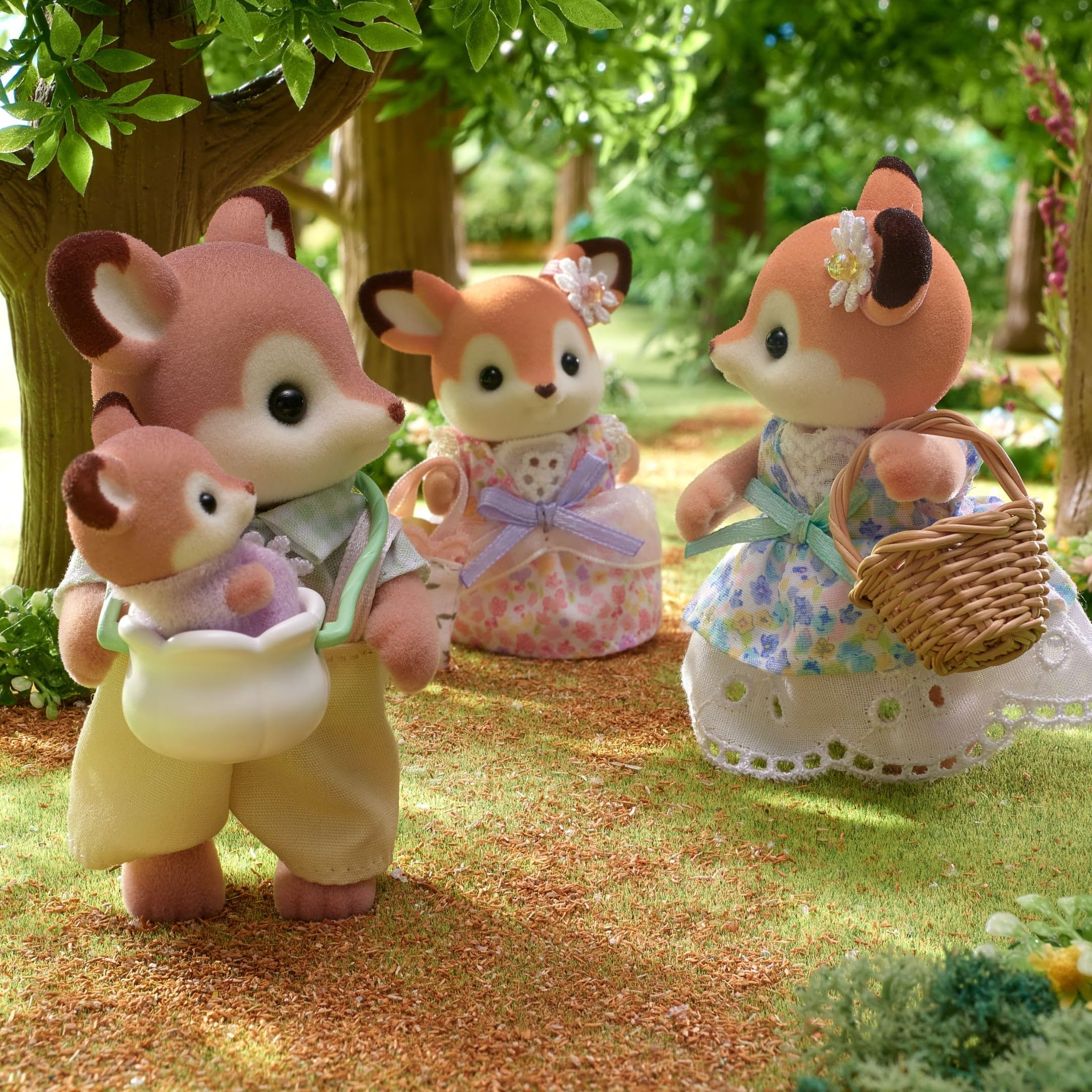 Sylvanian Families - La Famiglia Cervo – Set di 4 Personaggi con Abiti Floreali, Orecchie Grandi e Bebè in Fascia – Modello 5799