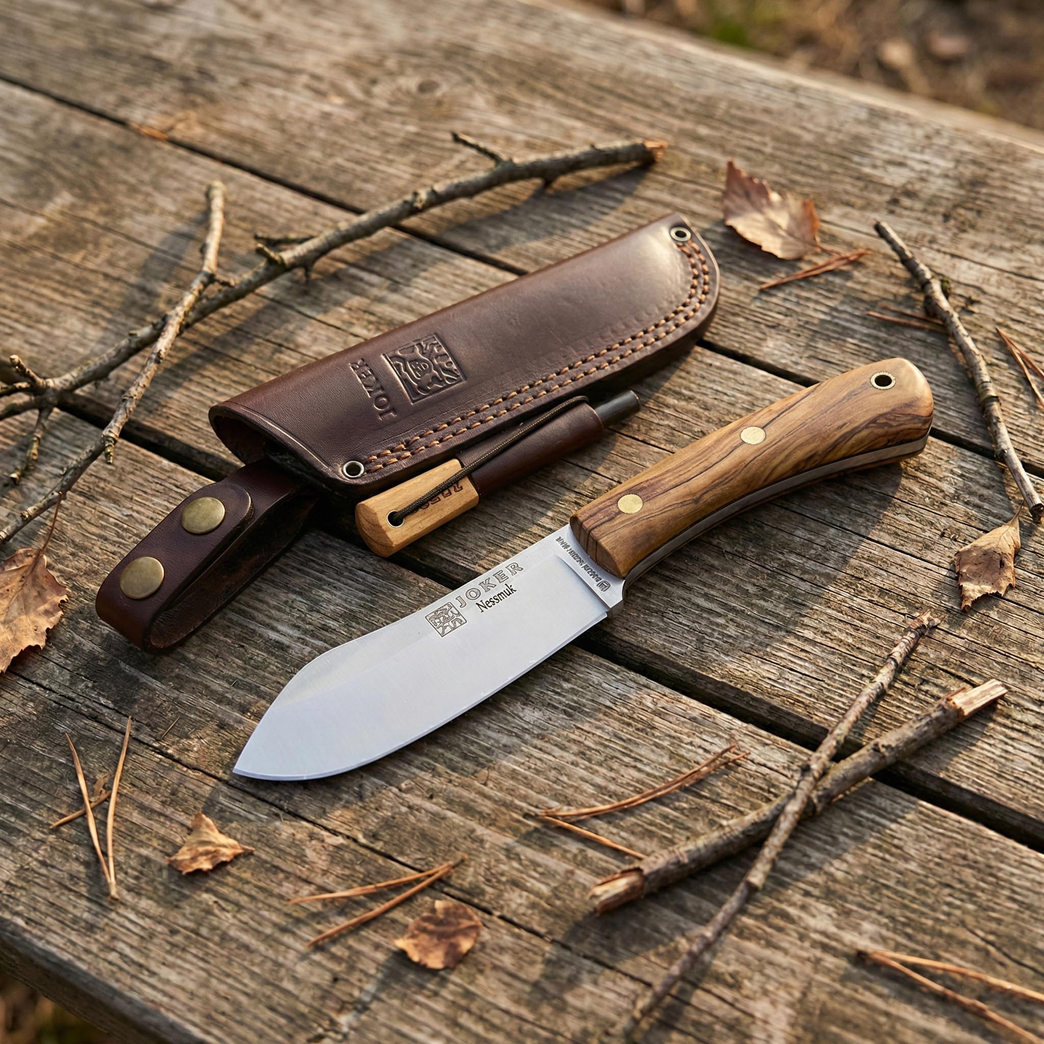 Joker Nessmuk CO136-P Bushcraft Messer mit Feuerstahl 11 cm Sandvik 14C28N Full Tang Olivenholz Griff inklusive Lederscheide Outdoor Camping Made in Spanien