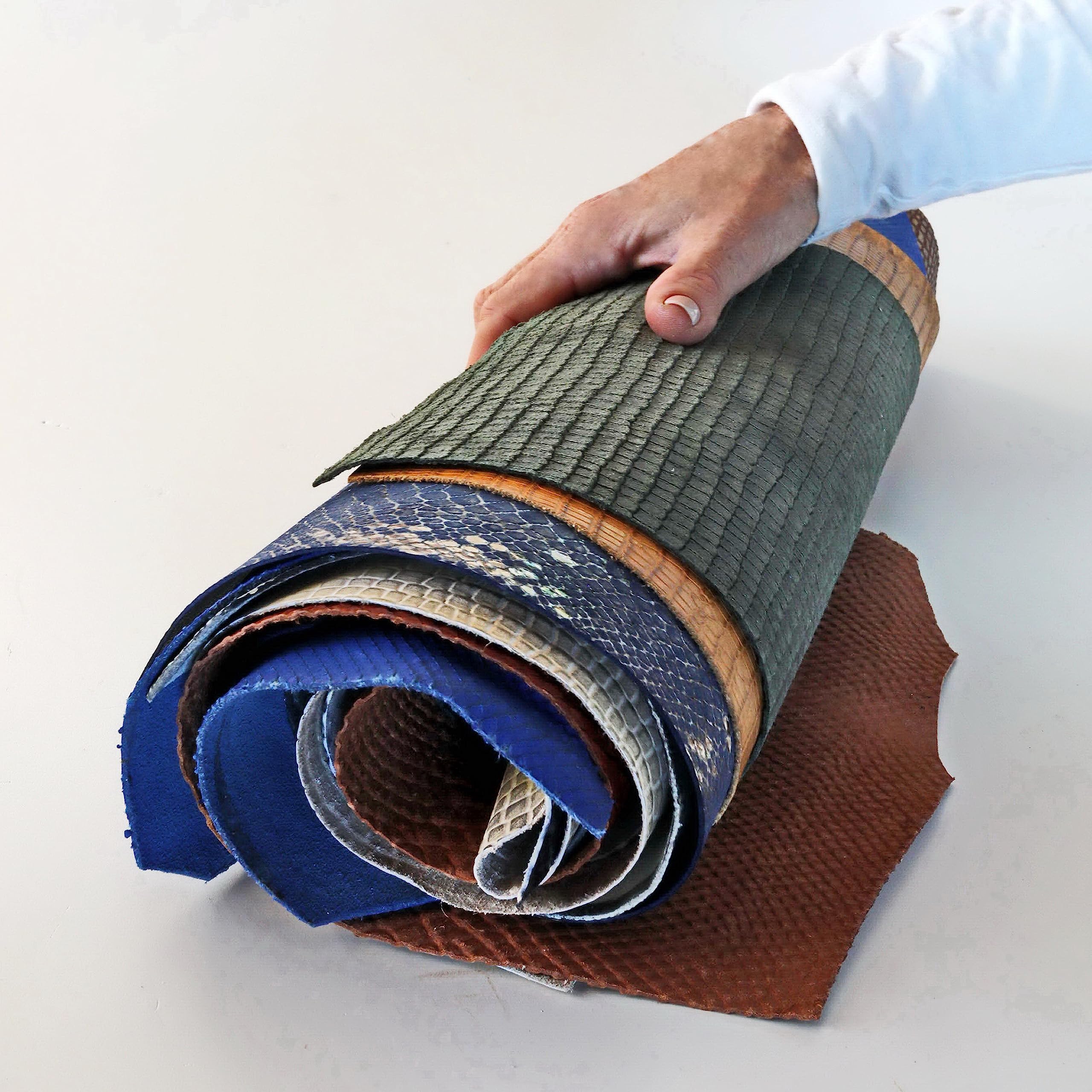 LA GARZARARA – Chutes de Cuir Python, Noix de Coco et Lézard – Minimum 25x20 cm, Maximum 40x40 cm – 1 kg – Sélection Aléatoire pour Artisanat, Couture et Créations Fait-Main – Unis et à Motifs - B098