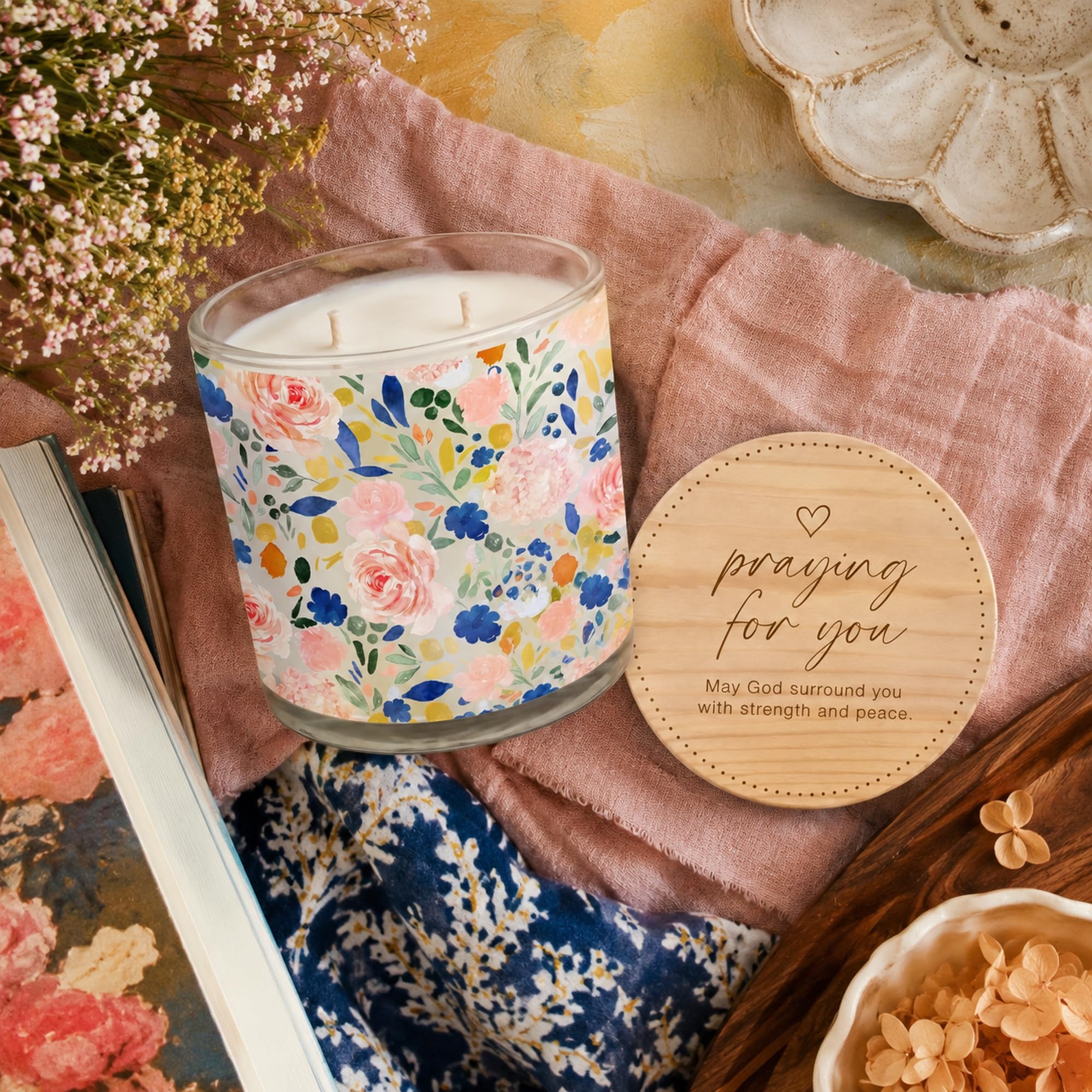 Inspirador Praying for You Vela perfumada – Vela en tarro de cera de soja de 13 onzas con tapa de madera grabada, regalo de condolencias y recuperación de fe para mujeres – Vela de vidrio floral