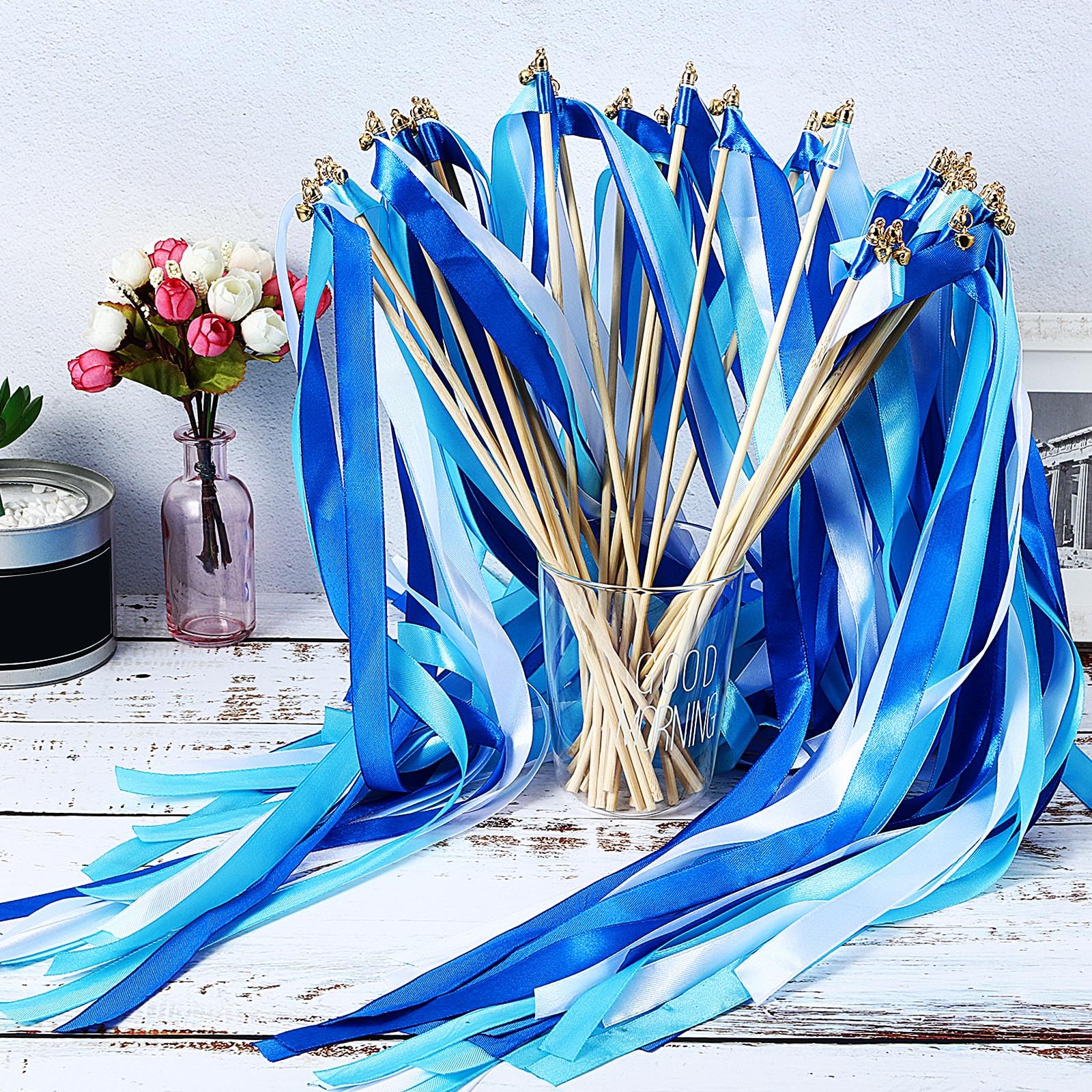 100 Stück Spitzenband Hochzeit Zauberstäbe Bunte Bänder Luftschlangen Partyband Luftschlangen mit Glocken Seidenfeenstäbe für Hochzeit, Party, Urlaub, Aktivitäten (Blau, Hellblau, Weiß)