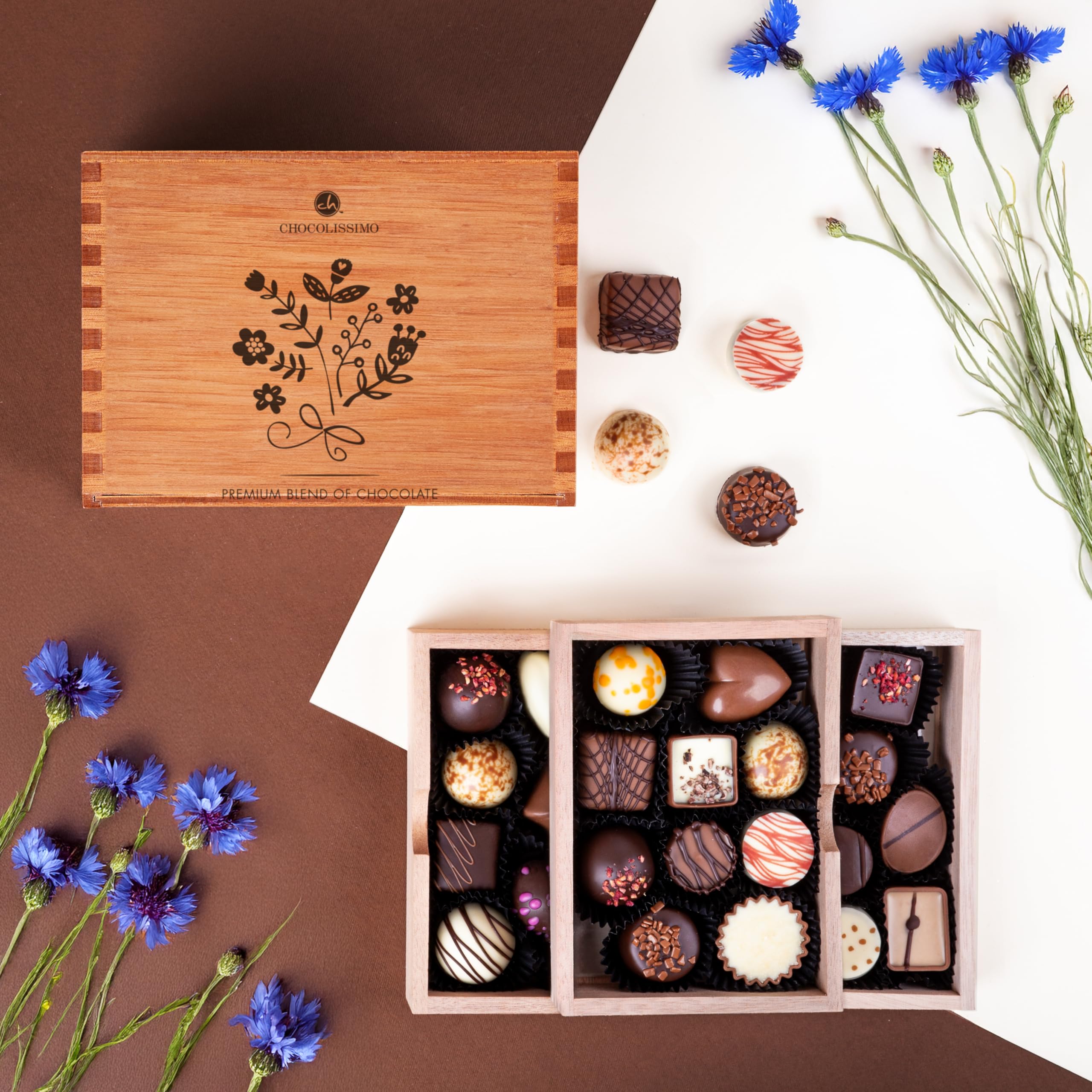 CHOCOLISSIMO - 30 Pralines Raffinées dans Boîte en Bois avec Motif de Fleurs - Chocolats à Offrir - Idée Cadeau Pâques, Saint-Valentin, Fête des Mères, Anniversaire, Motif de Fleurs - Chocolat