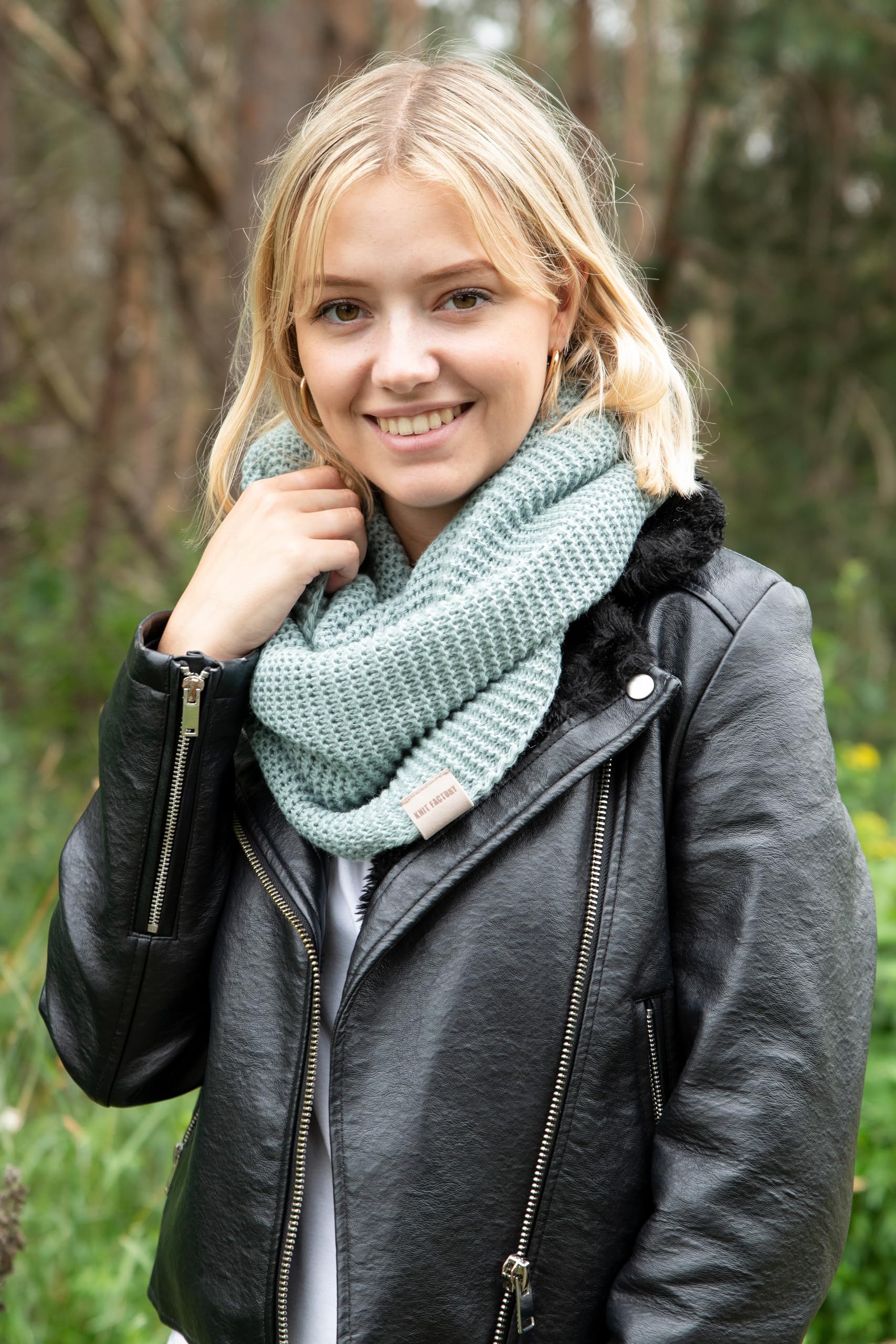 KNIT FACTORY - Jamie Loop Schal - Gestrickter Schlauchschal - Herbst & Winter Essentials - Zeitloses Mode-Accessoire - Für Damen und Herren - Strickschal mit Wolle