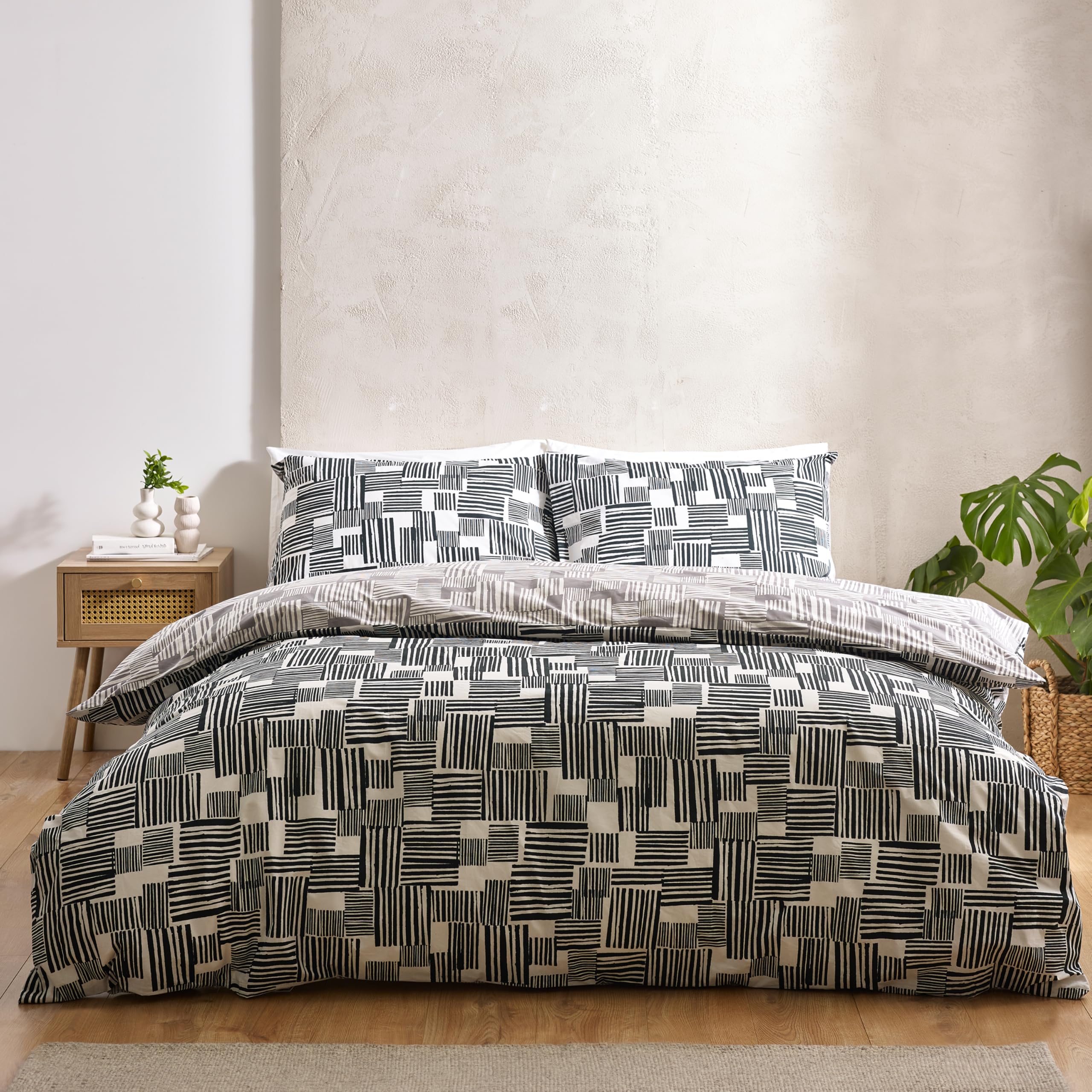 Catherine Lansfield Blocks Reversible King Duvet Cover Set with Pillowcases Black