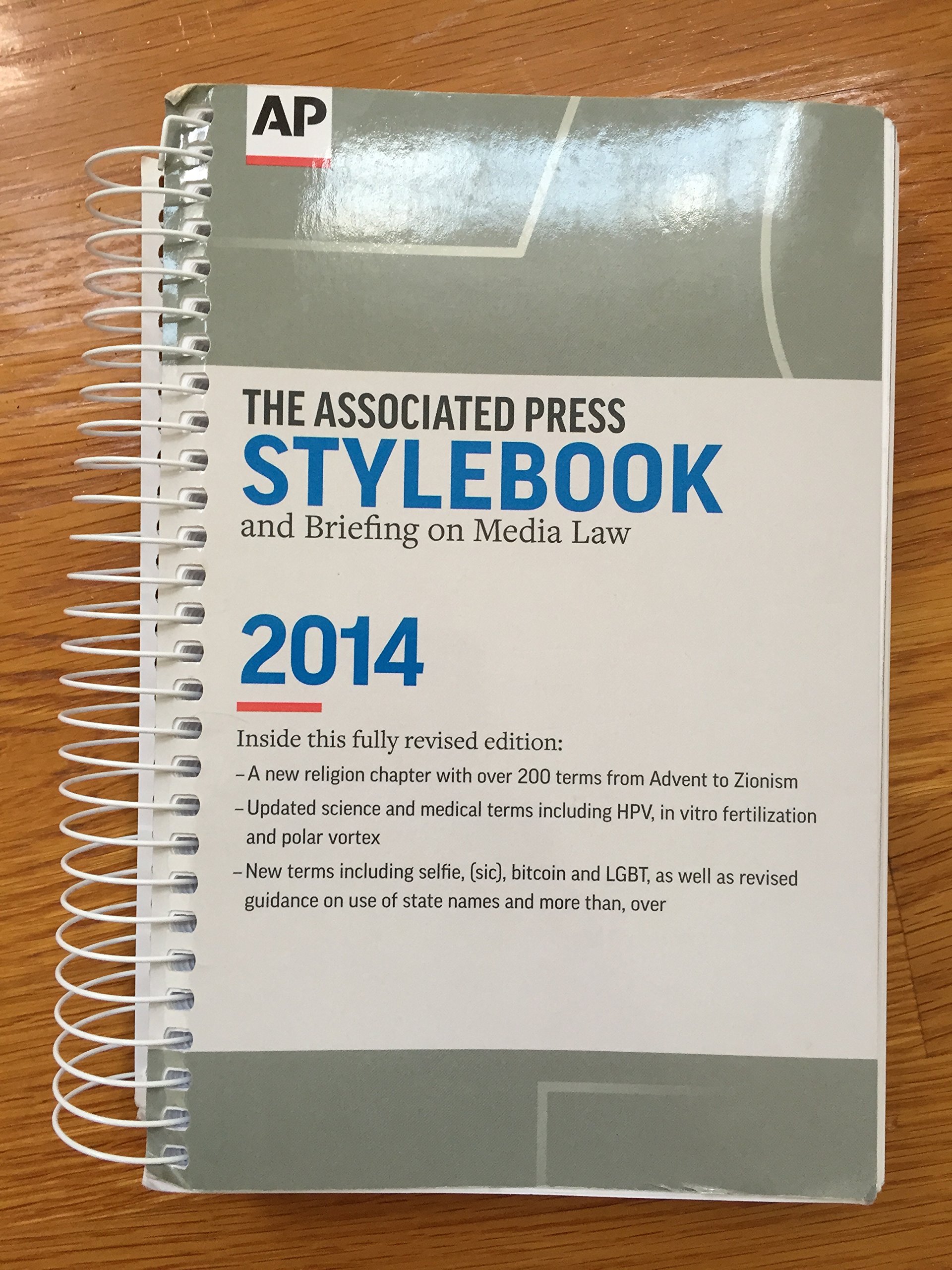 Associated Press Stylebook 2014: 9780917360589: Books - Amazon.ca