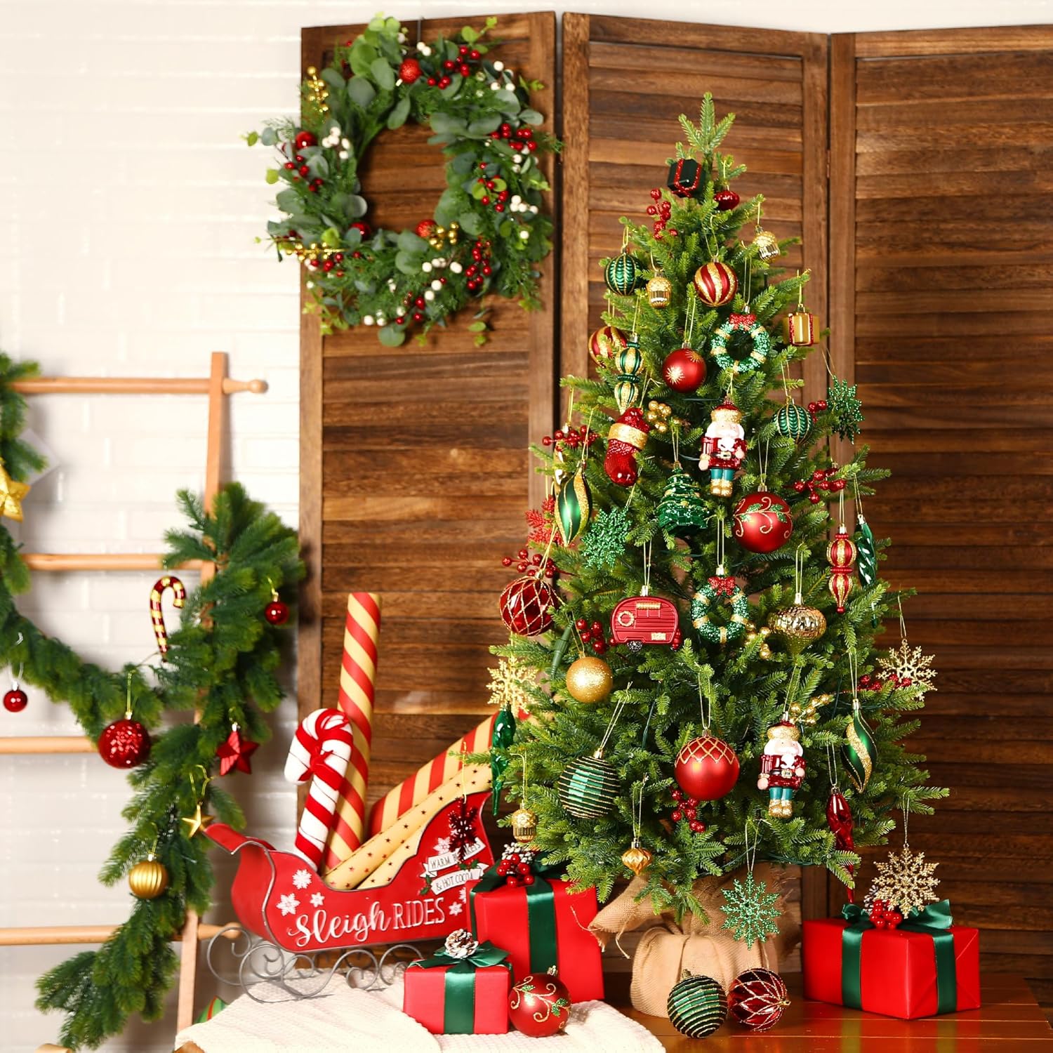 SHareconn 135-Pack Christmas Ornaments, Shatterproof Plastic Christmas Balls for Tree Decorations Baubles with Hanging Strings for Holiday Party Wedding,Red, Green & Gold