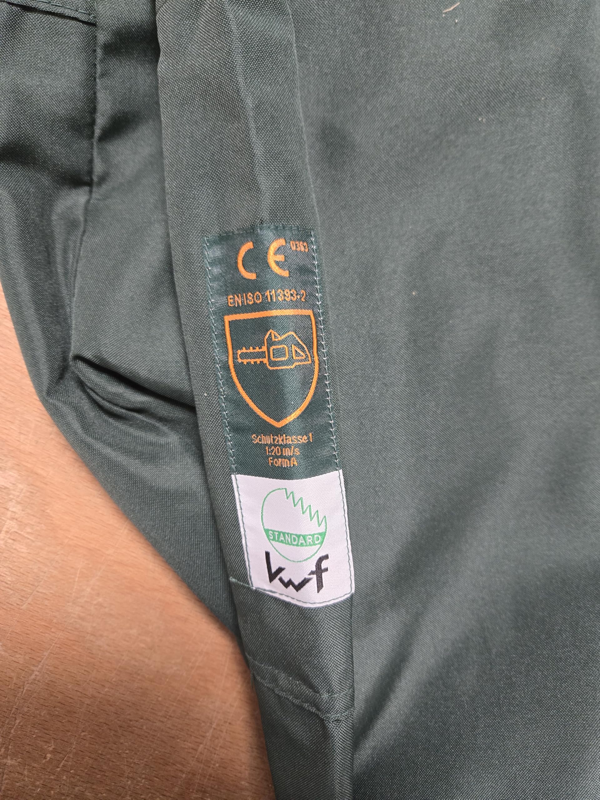 SWS Forst Schnittschutz-Latzhose (Größe 46-60) – Schutzklasse 1 Form A – Verstellbare Hosenträger – Schnittschutzhose mit Warnkeilen – 100 % Polyester – grün/Leuchtorange