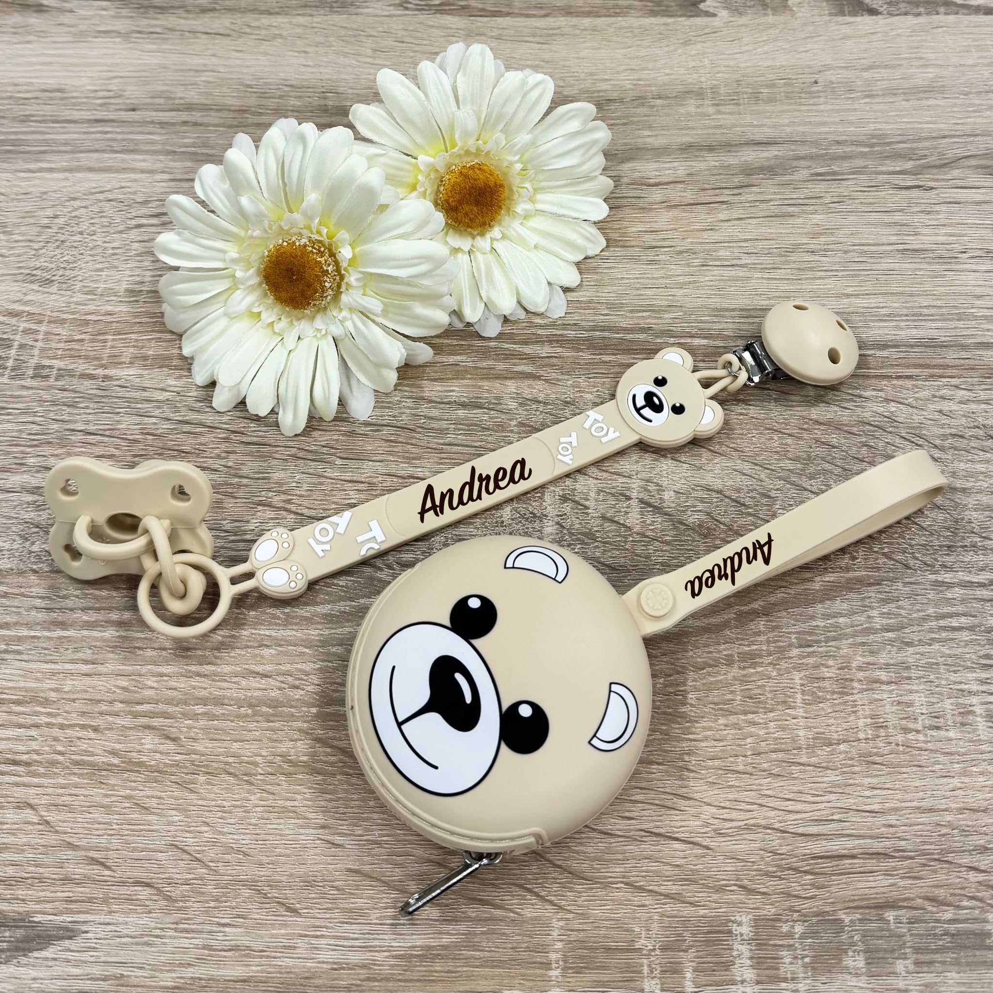 NOVITÁ Fettuccia IN SILICONE, per ciuccio personalizzata con nome, orsetto, BABYJART, lavabile,sicura per il bambino,compatibile con ciuccio MAM e CHICCO AZIENDA ITALIANA, MADE IN ITALY! Orso Beige