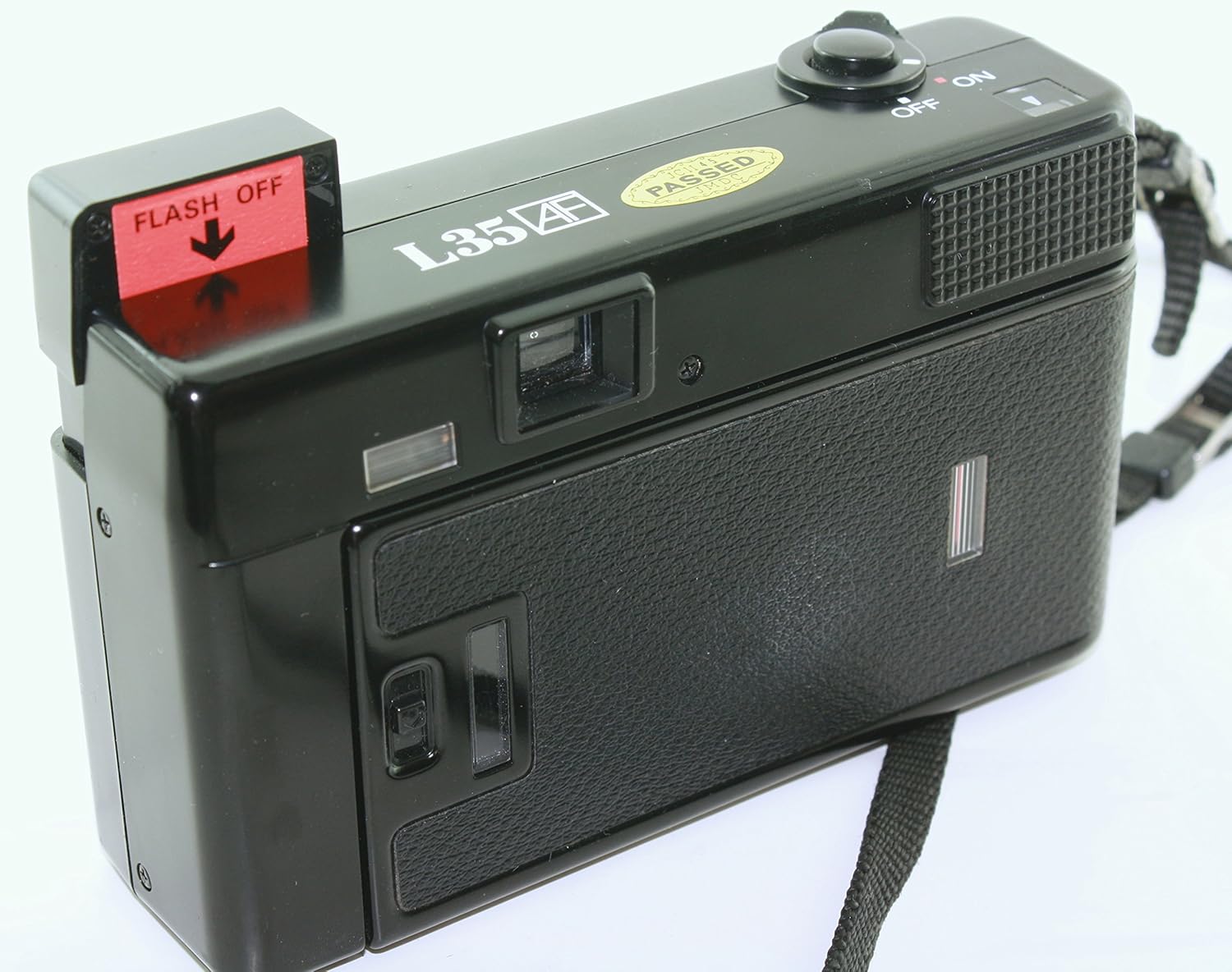 Ở phía sau view Ảnh chụp từ máy ảnh Nikon L35AF với cần gạt tắt đèn flash đang được kích hoạt.