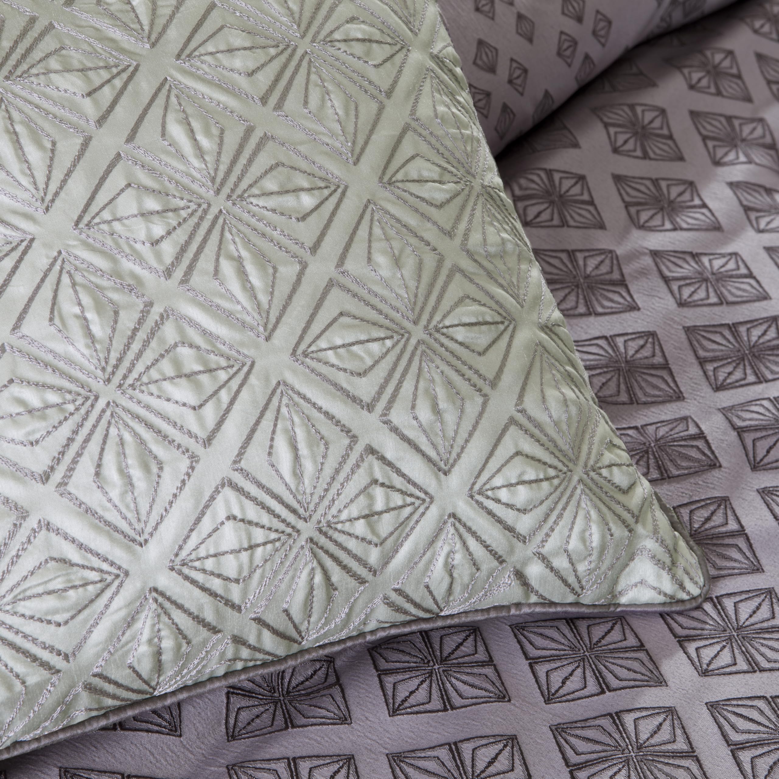 Madison Park Biloxi Jacquard-Bettwäsche-Set – modernes geometrisches Design, Ganzjahres-Daunen-Alternative, gemütliche Bettwäsche mit passenden Kissenbezügen, dekoratives Kissen, King-Size-Bett (264,2 x 233,7 cm), Ombré-Violett, 7-teilig