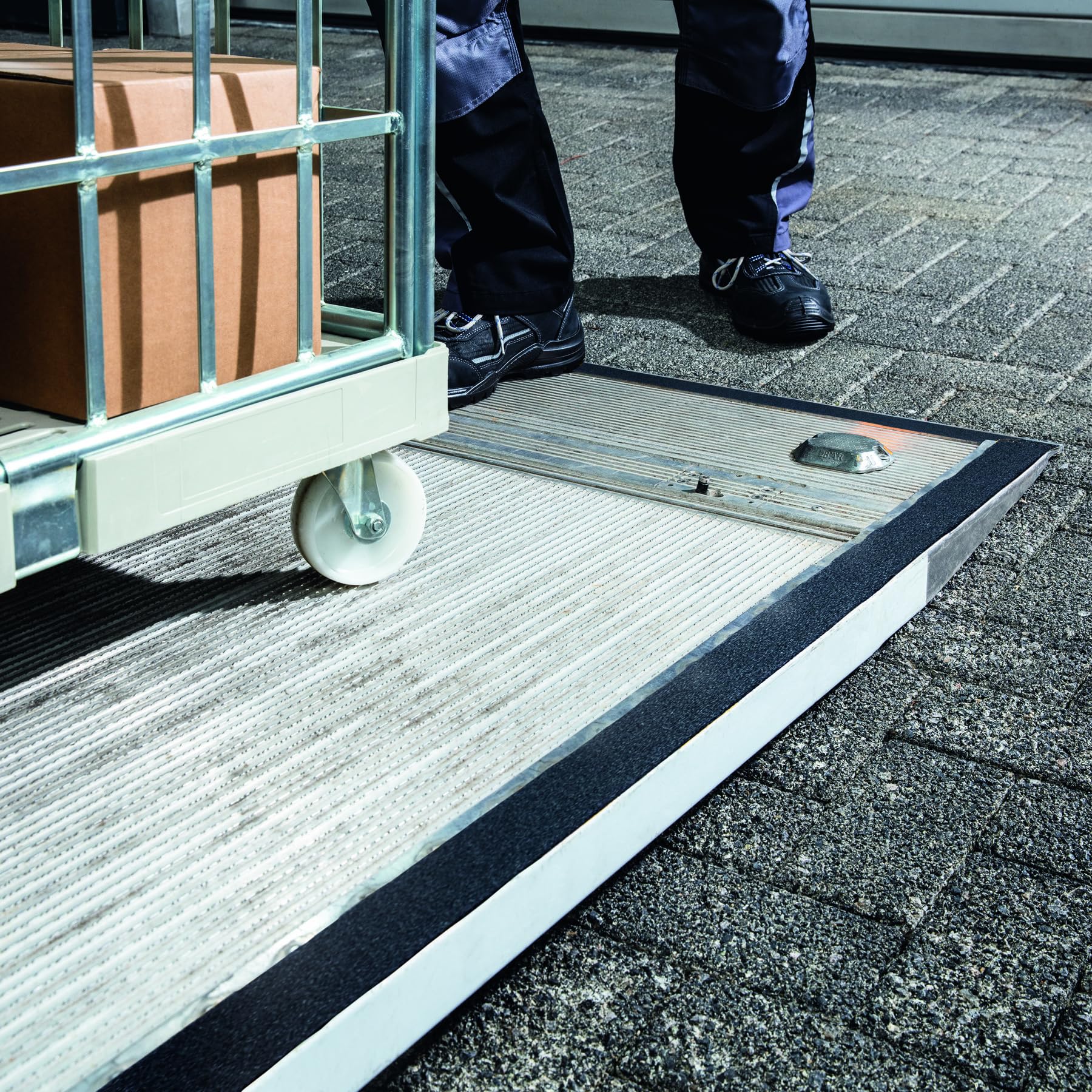 DURABLE - Ruban adhésif de marquage au sol - Ruban antidérapant - Ruban DURALINE GRIP+ - Pour sécuriser les escaliers, rampes - Résistance extrême au glissement R13 - Noir - 1 pièce - 109601