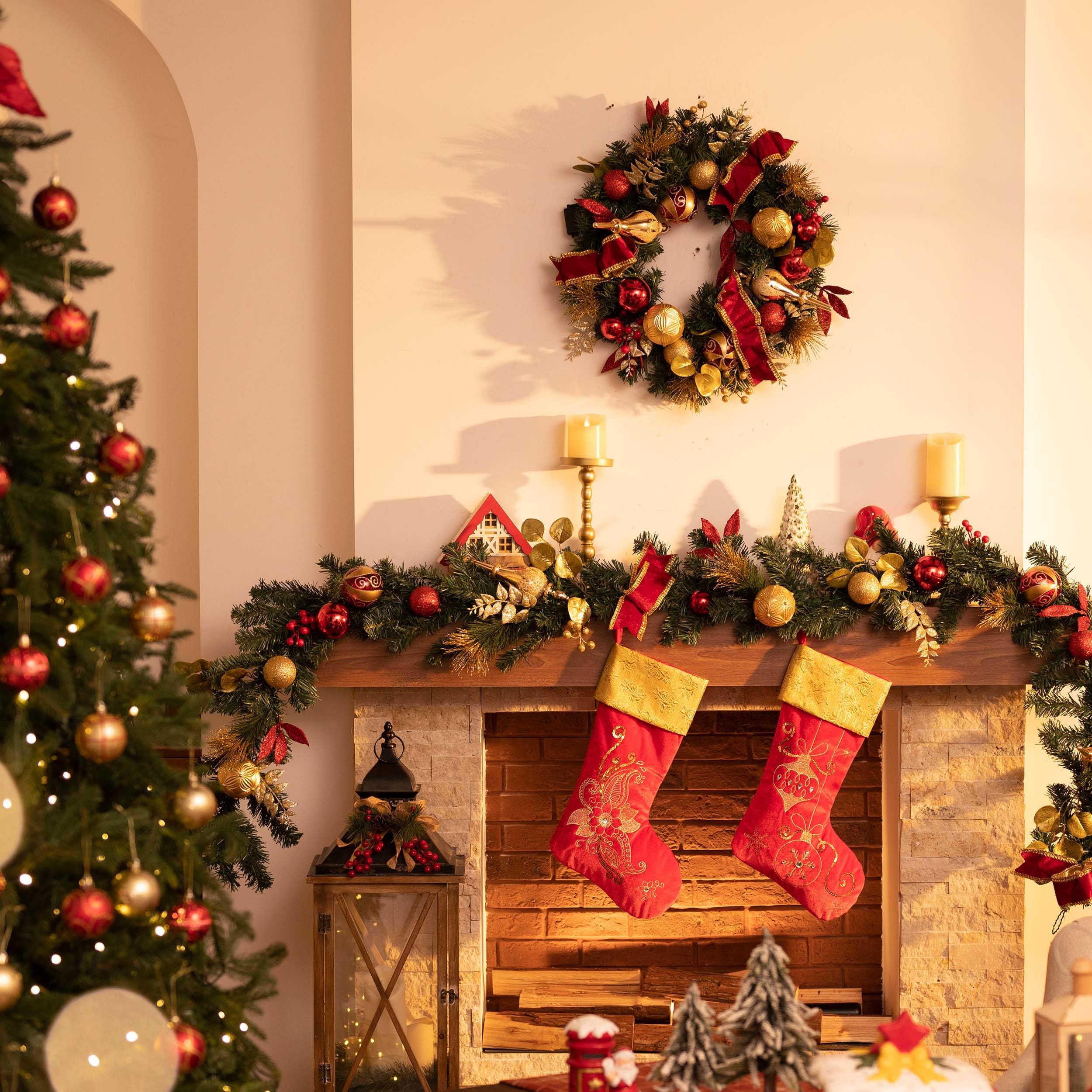 Valery Madelyn Lot de 2 chaussettes de Noël pour cadeaux et décorations de Noël, tissu de 53,3 cm, fleurs rouges et dorées brodées en peluche, ornement personnalisé à suspendre pour cheminée