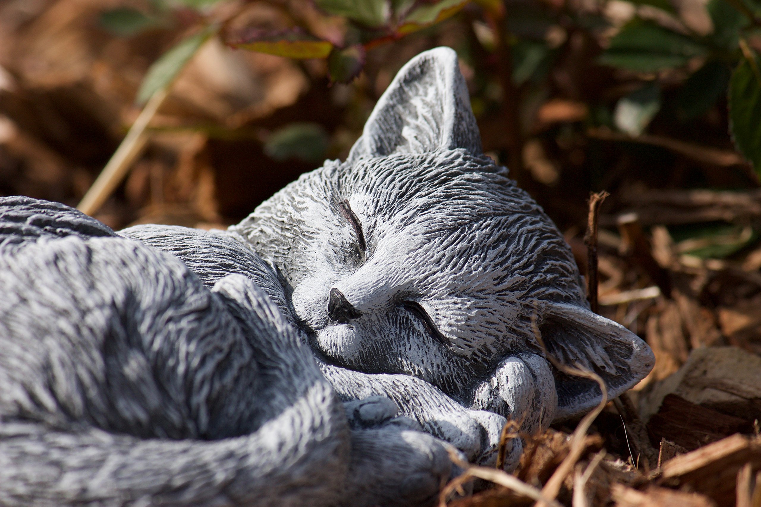 stoneandstyle Steinfigur kleine Katze Tinka eingerollt (8x17x14 cm), Frost- und wetterfest bis -30°C, massiver Steinguss