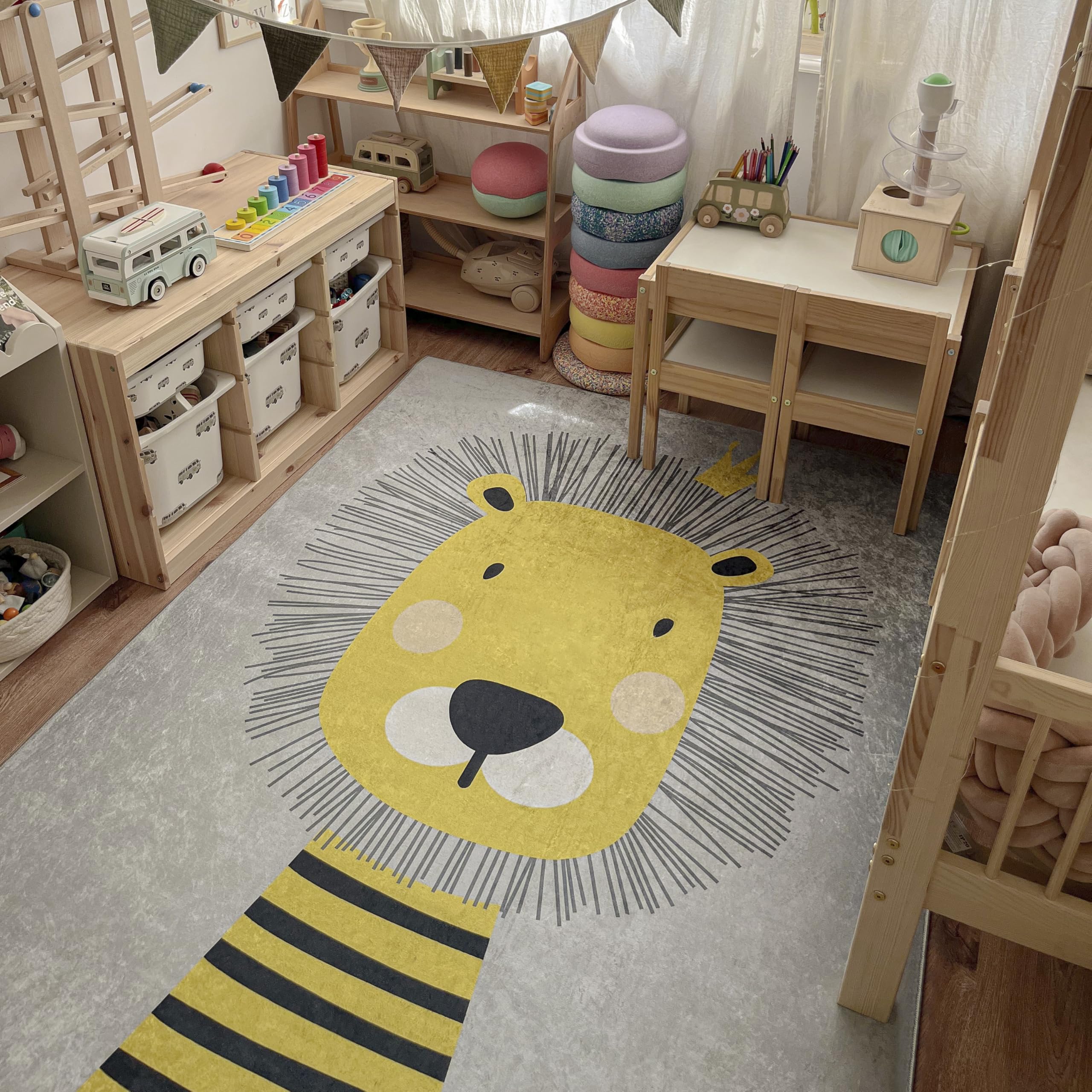 Mazovia Tappeto Salotto - Tapeto Stampato Pelo Corto - Morbido Tappeto Camera da Letto - Antiscivolo Tapeto EMMA - Tappeto Bambini Motivo Leone - Grigio Giallo 80x150cm
