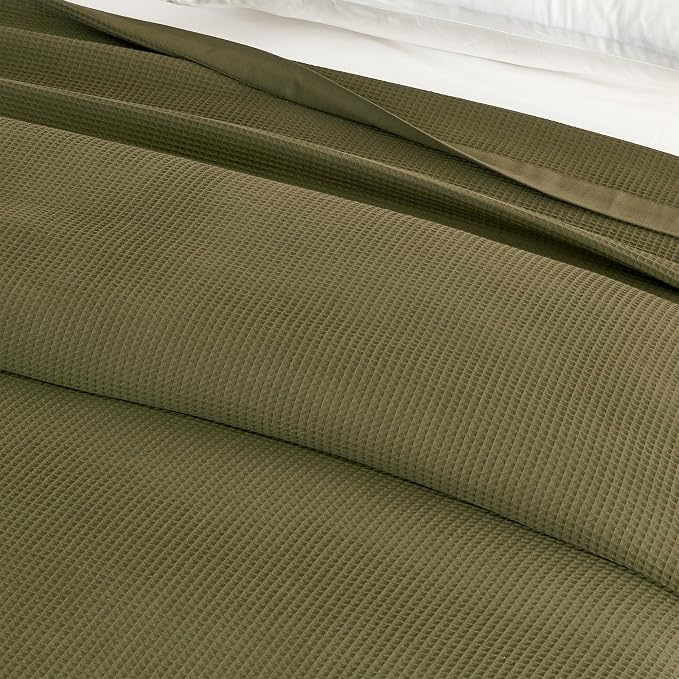 Great Bay Home 100% Cotton Blanket for King Size Bed | Lightweight and Breathable Waffle Weave Blankets for Summer & Spring | Versatile, Layering Dark Green Bed Blanket, Olive, 102x90 inches