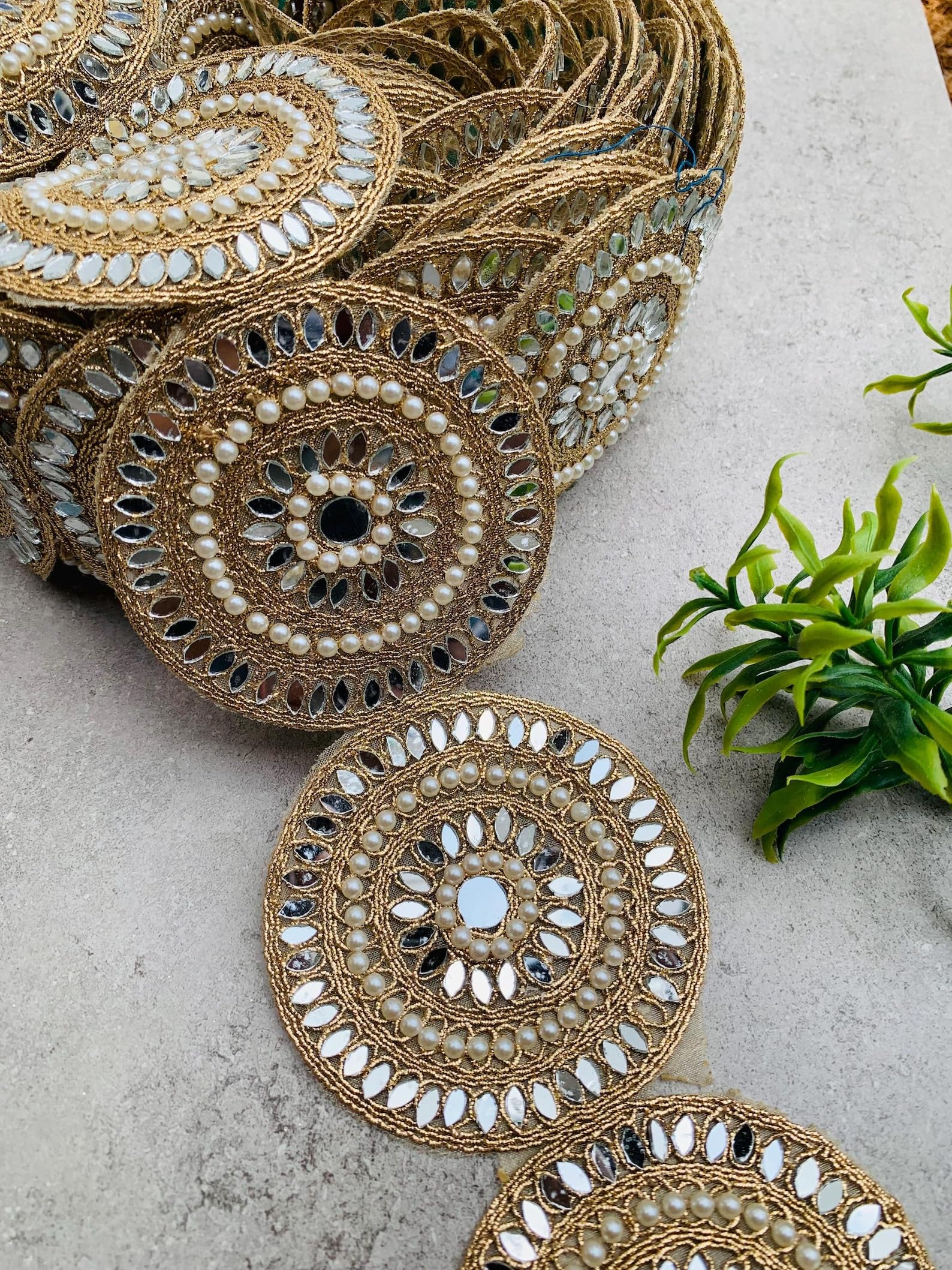 Passamaneria in pizzo smerlato dorato con perle – Bordo decorativo per sari, abiti, tende, artigianato fai da te – Bordo con paillettes con perline fatto a mano – Disponibile in 1, 3, 6