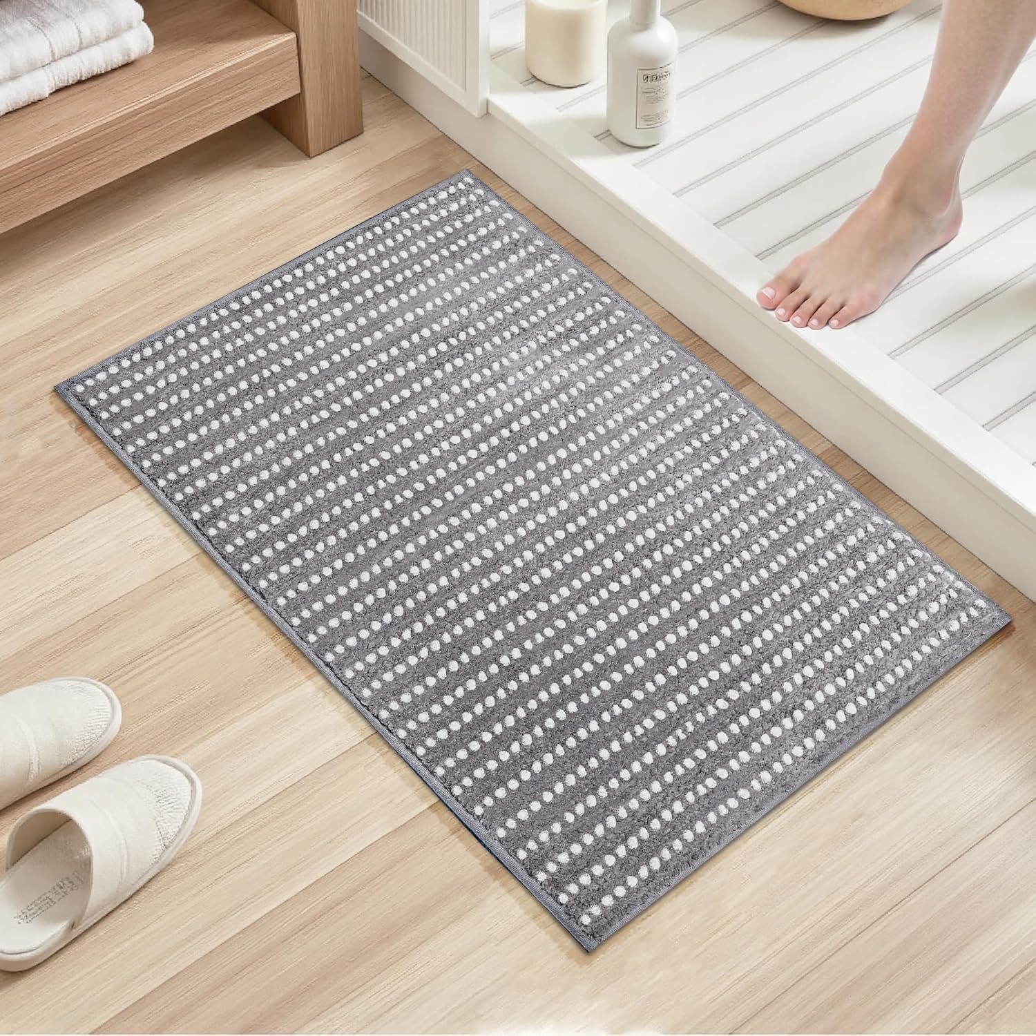Tyrot Ultra Absorbent Bathroom Rugs,20x32 Soft and Plush Polka Dot Bath Mats for Bathroom Non-Slip TPR Backing Bath Mat Machine Washable Grey Bath Rugs for Floor, Shower, Tub and Laundry