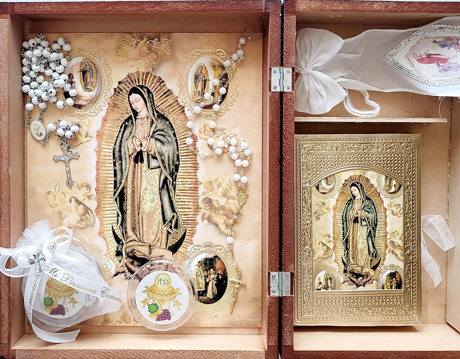 Vela para Primera Comunion de la Virgen de Guadalupe para Nino con Caja de Madera con 12 Recuerdos con Rosarios y Biblia en Espanol