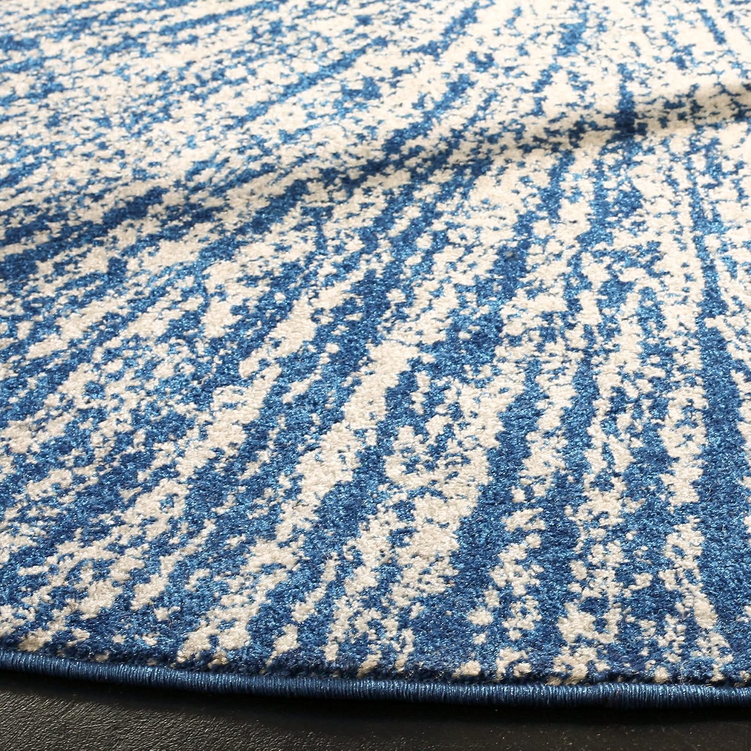 SAFAVIEH Evoke Collection Area Rug - 9' Round, Navy & Ivory, Abstract Burst Design, Non-Shedding & Easy Care, Ideal for High Traffic Areas in Living Room, Bedroom (EVK228N)