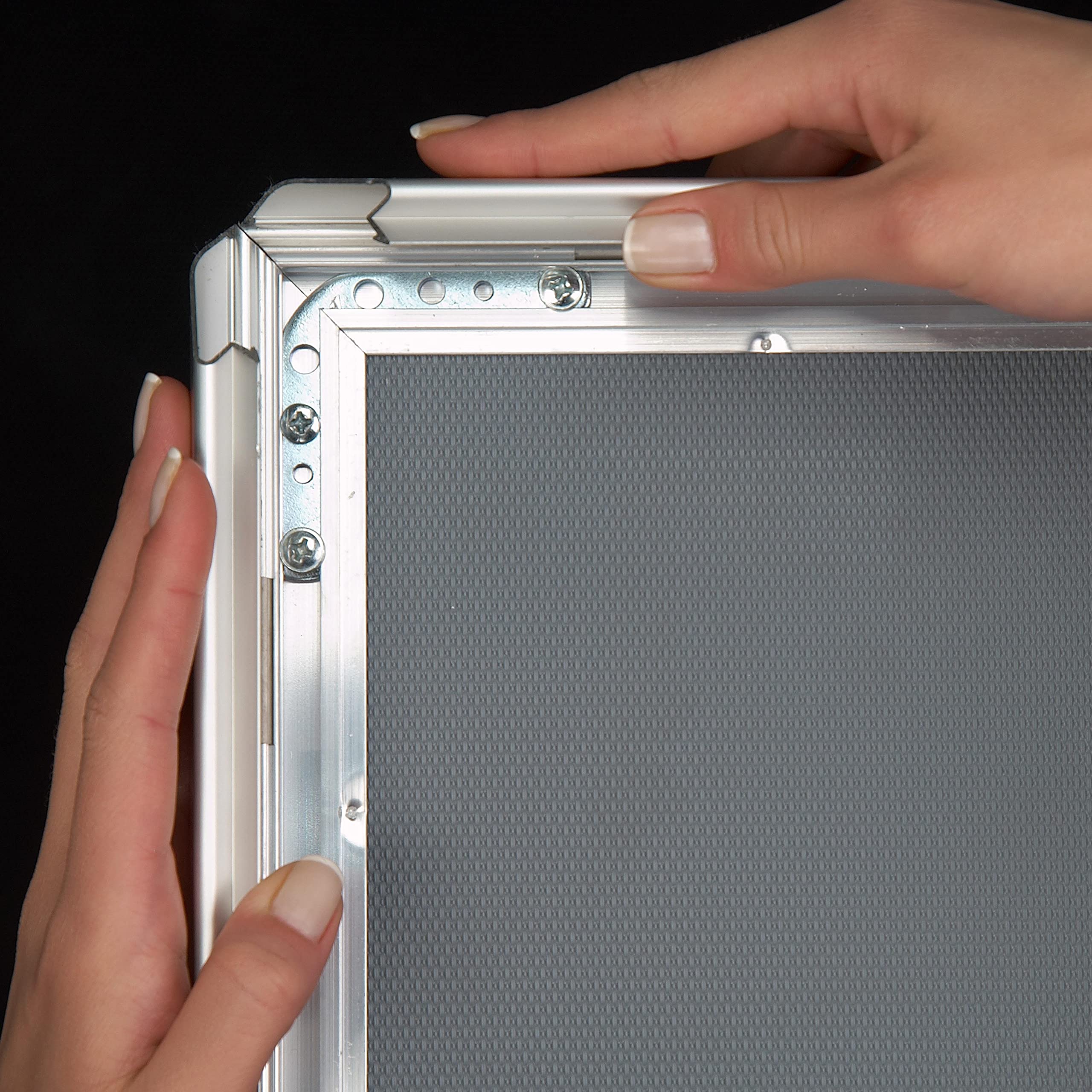 M&T Displays Marco de póster plateado de 1.25 pulgadas, perfil de aluminio de carga frontal, montaje en pared, fotos, documentos, certificados, soporte para carteles, esquinas ingletadas, cubierta