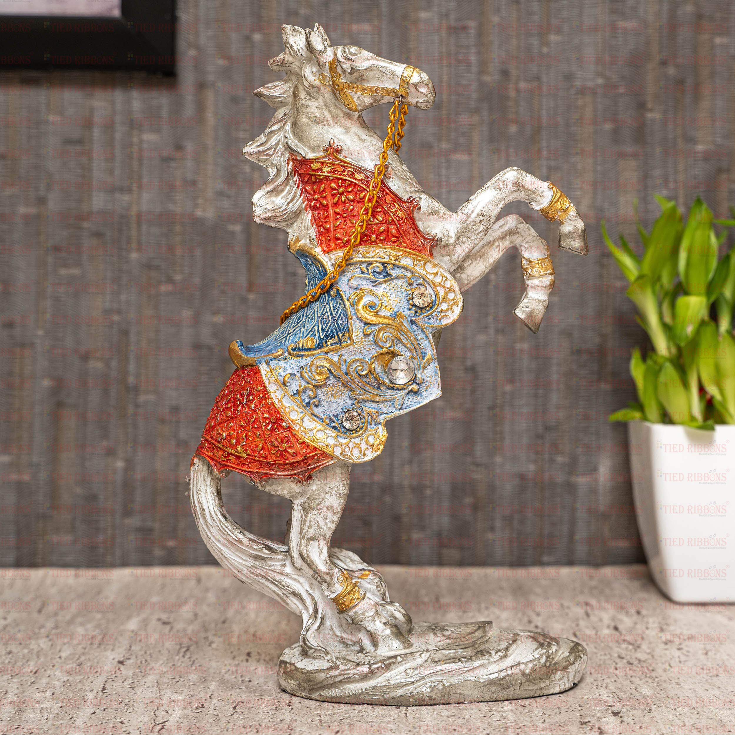 Statue de cheval debout en résine au design épuré pour un bureau chic